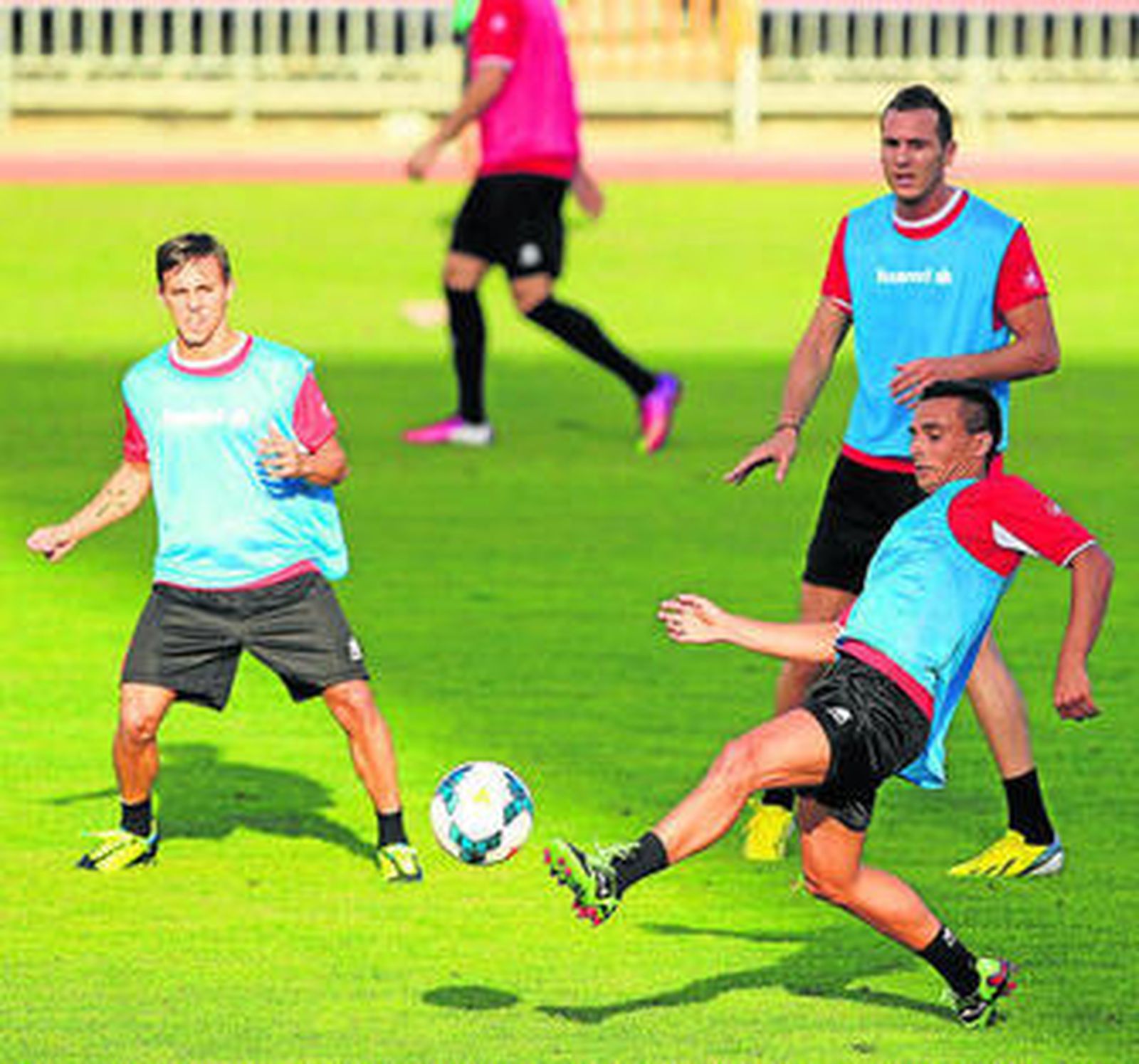 Álvaro golpea el balón durante un entrenamiento con el Granada.