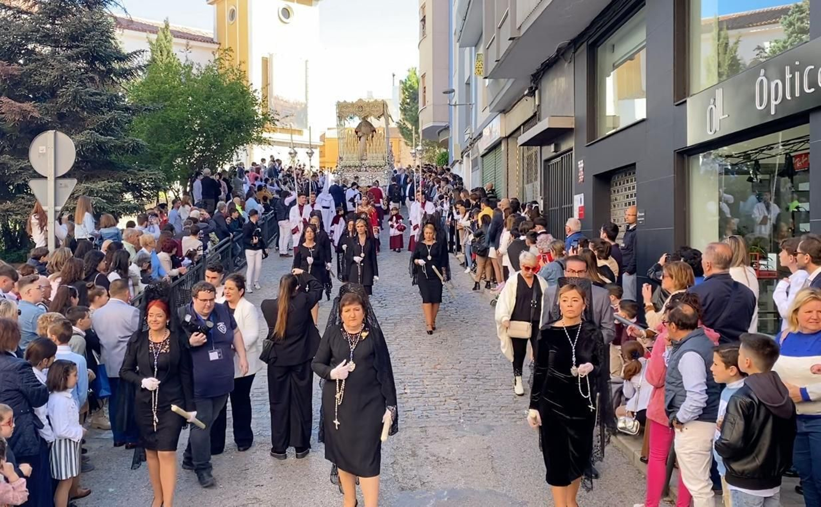 Acompañamiento de mantillas en el cortejo de La Borriquilla.
