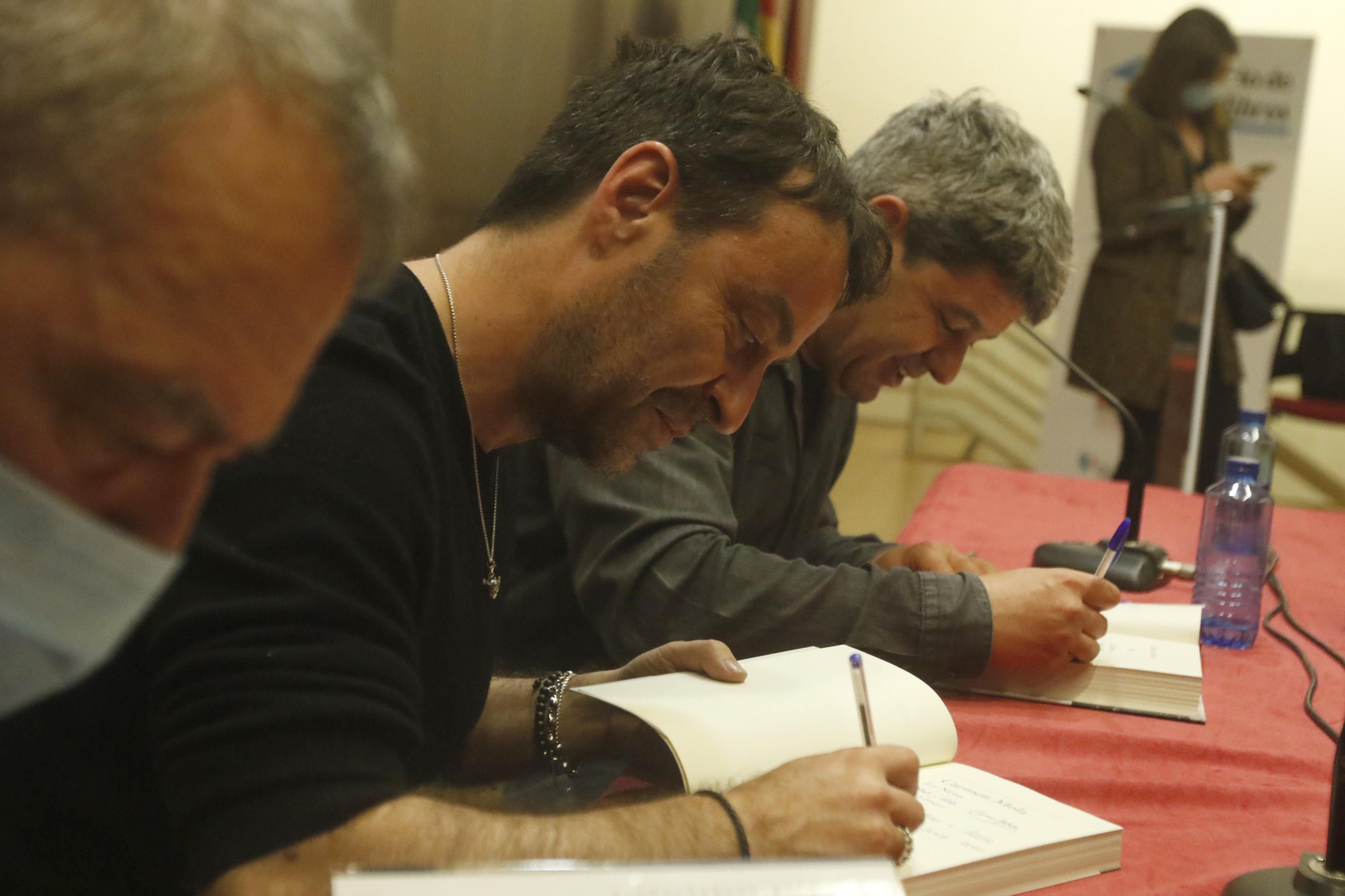 El paso de Carmen Mola por Córdoba, en imágenes