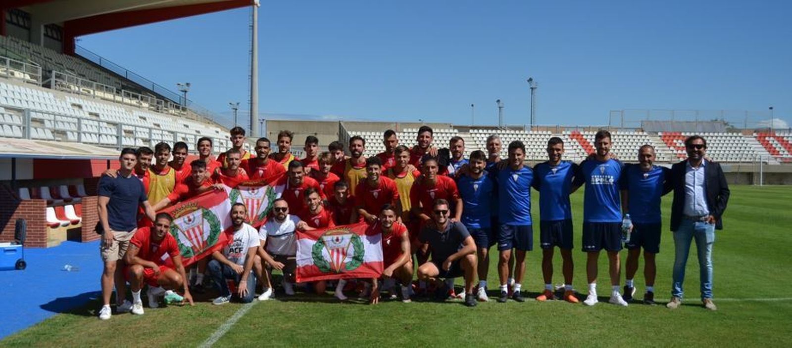 La plantilla del Algeciras, con peñistas de la Grada Fondo Sur.