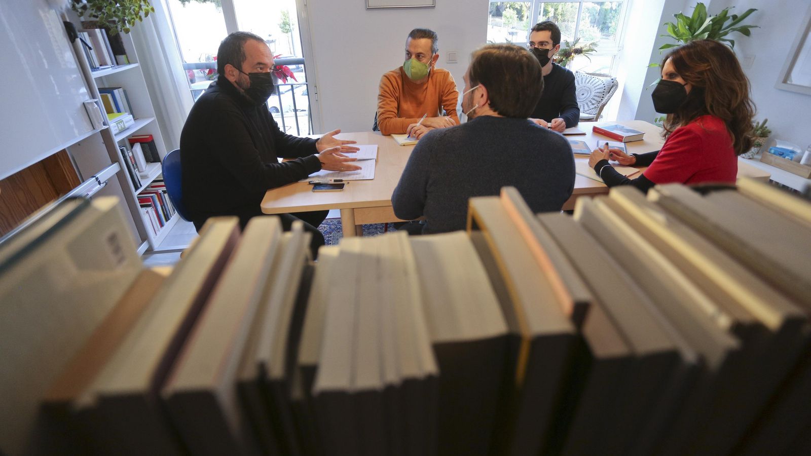 Participantes del taller atienden en una de las sesiones presenciales. Participantes del taller atienden en una de las sesiones presenciales.