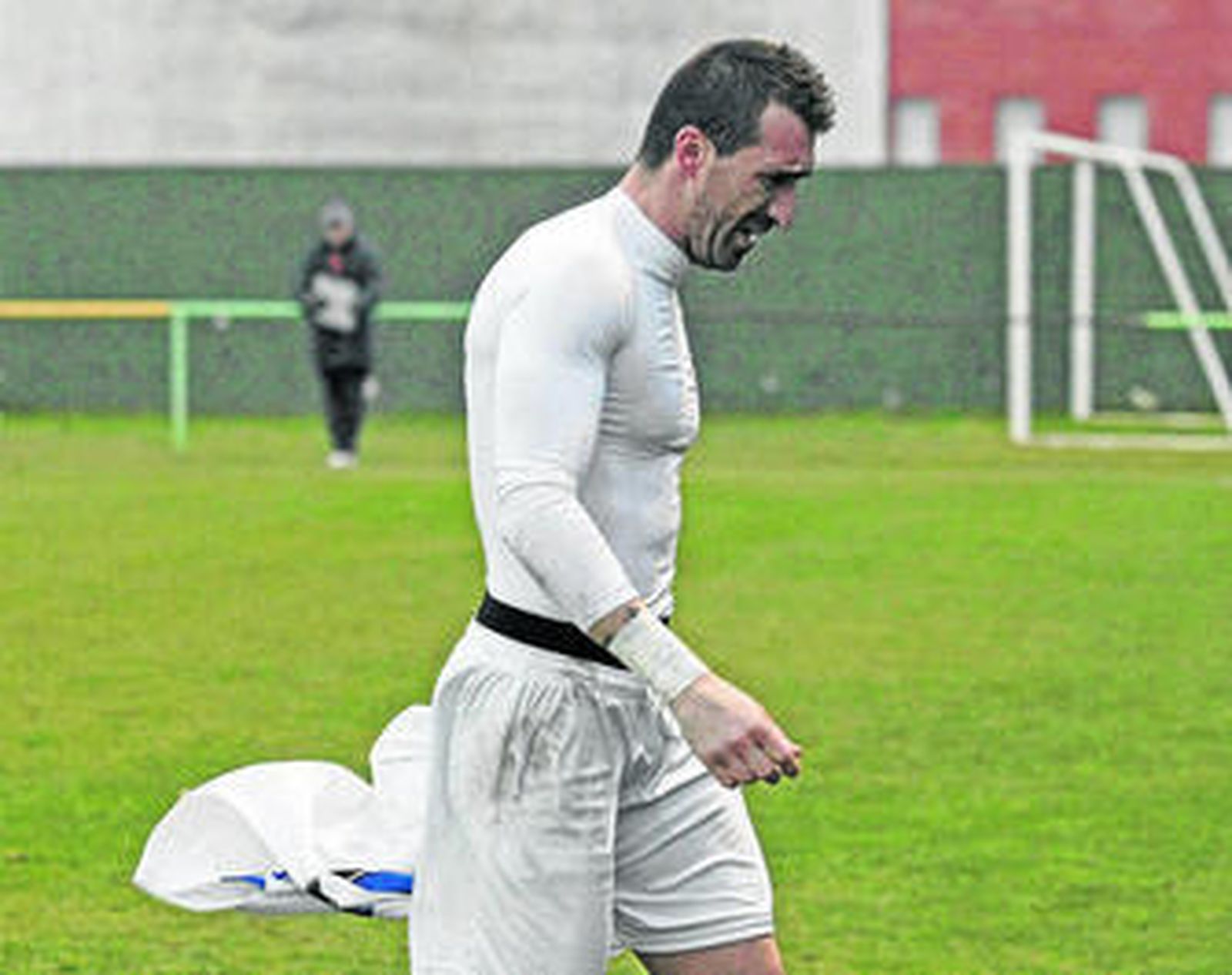 Goyo sale triste del terreno de juego del San Rafael en el último partido de Liga.