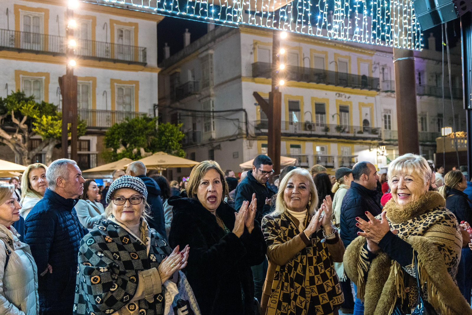 Doble sesión de zambombas navideñas en la plaza del Rey de San Fernando