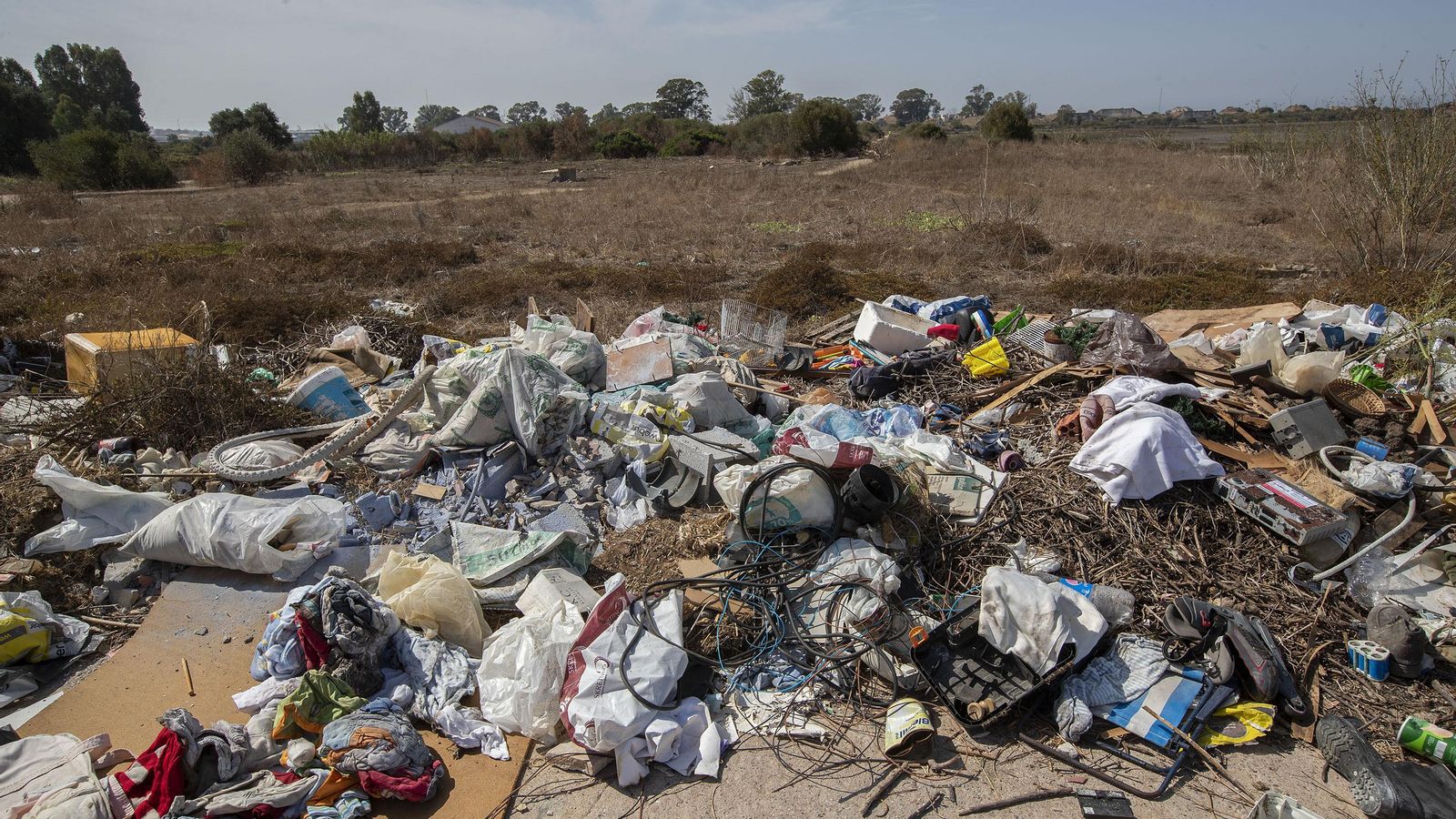 Una lamentable imagen que se encuentra a escasos metros de la playa de La Casería.