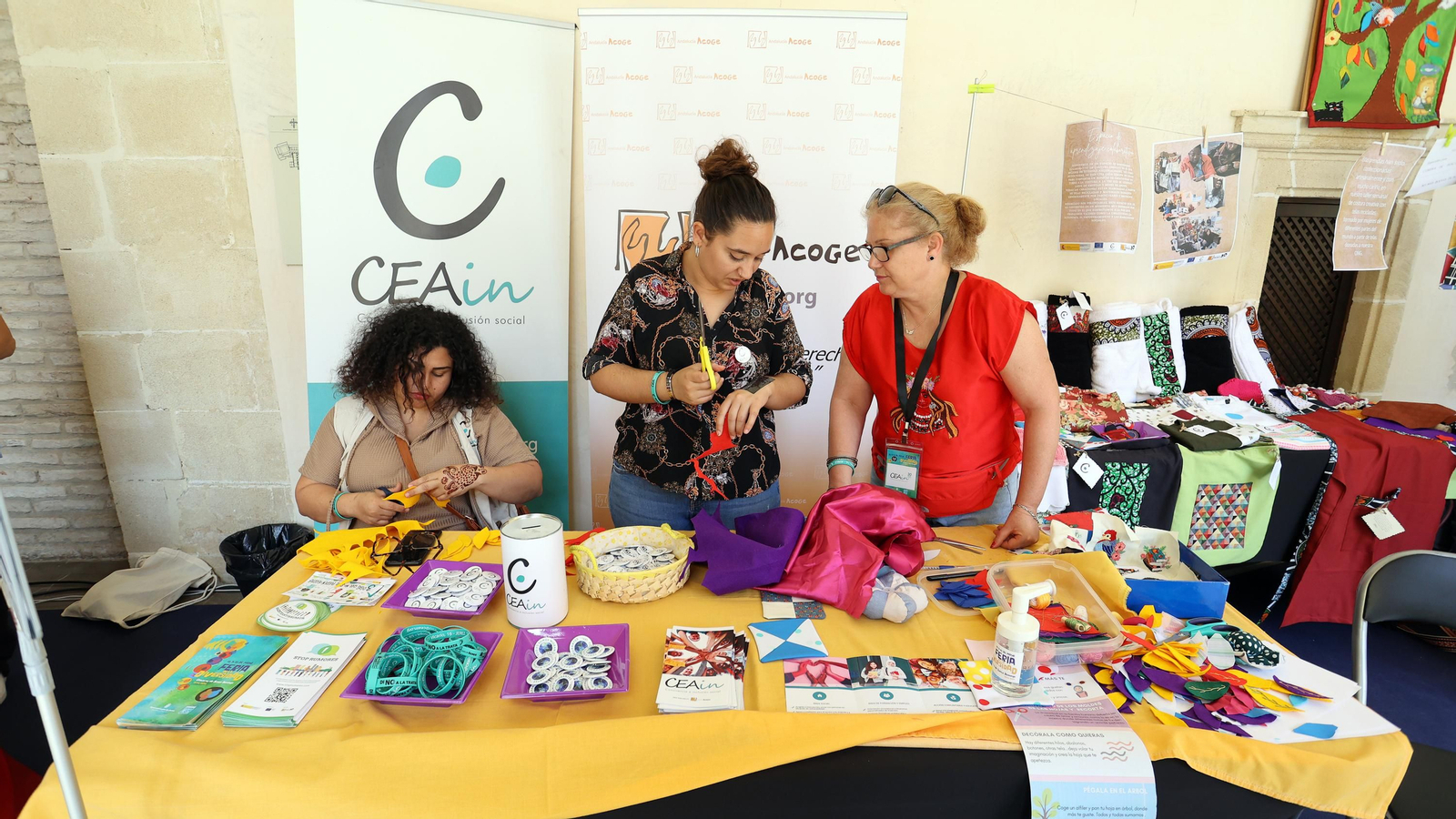 Imágenes de la Feria de la Diversidad en Los Claustros de Santo Domingo