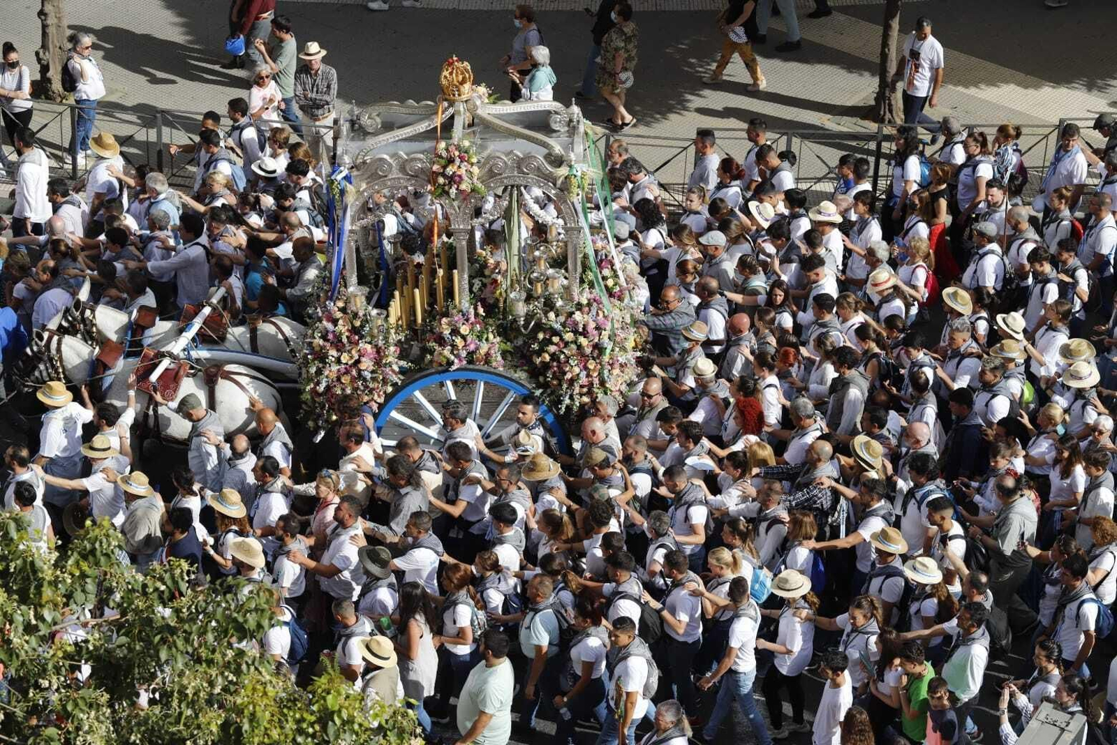 Las primeras imágenes de la Hermandad del Rocío de Huelva por las calles de la capital