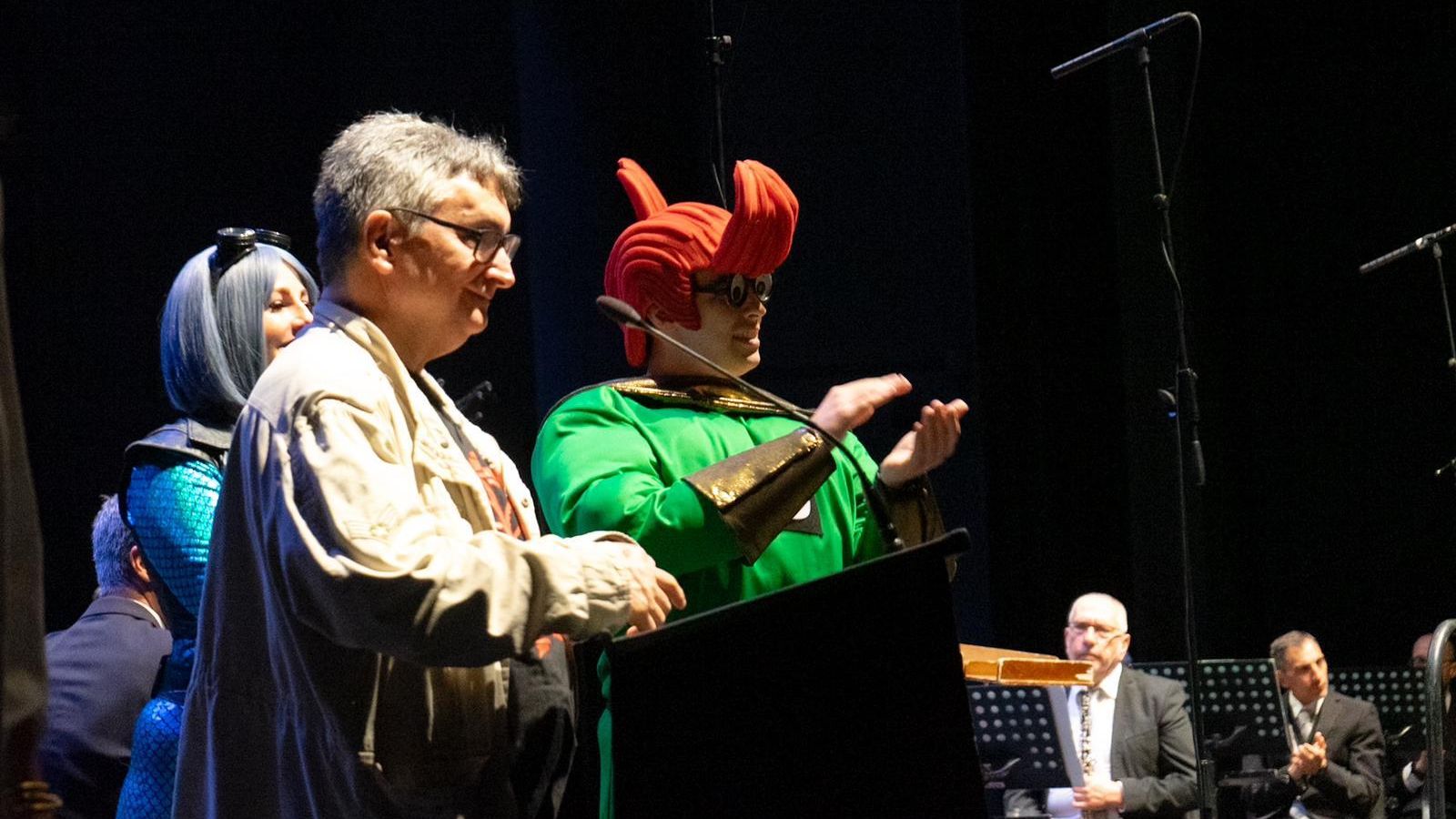 Gerardo Macías, uno de los organizadores del evento, junto a los actores de sus cómics.
