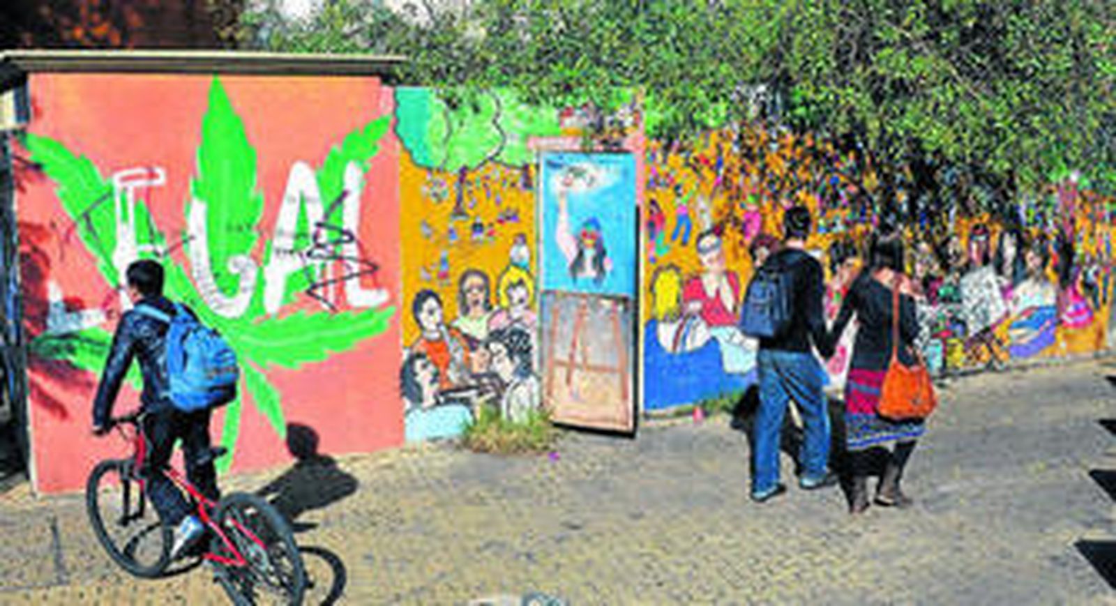 Una pared colorista de grafitis delimita el solar vacío de la Alameda.