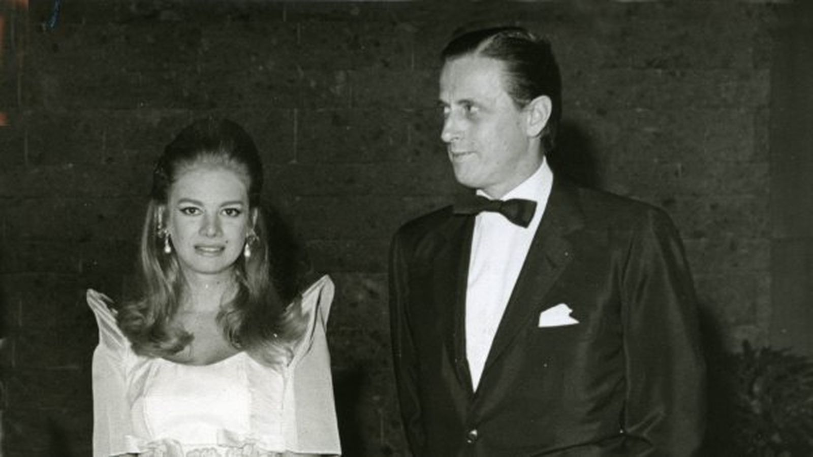 Con la modelo Denise Shorto, su cuarta mujer, en 1976.