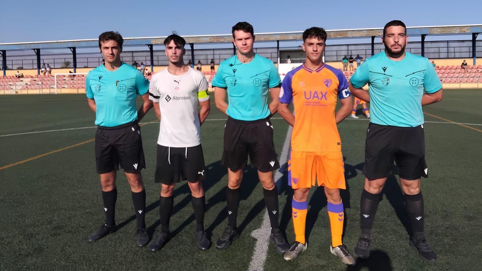 Los capitanes de La Cañada y del Málaga posan con el trío arbitral antes del inicio del encuentro de la jornada inaugural.