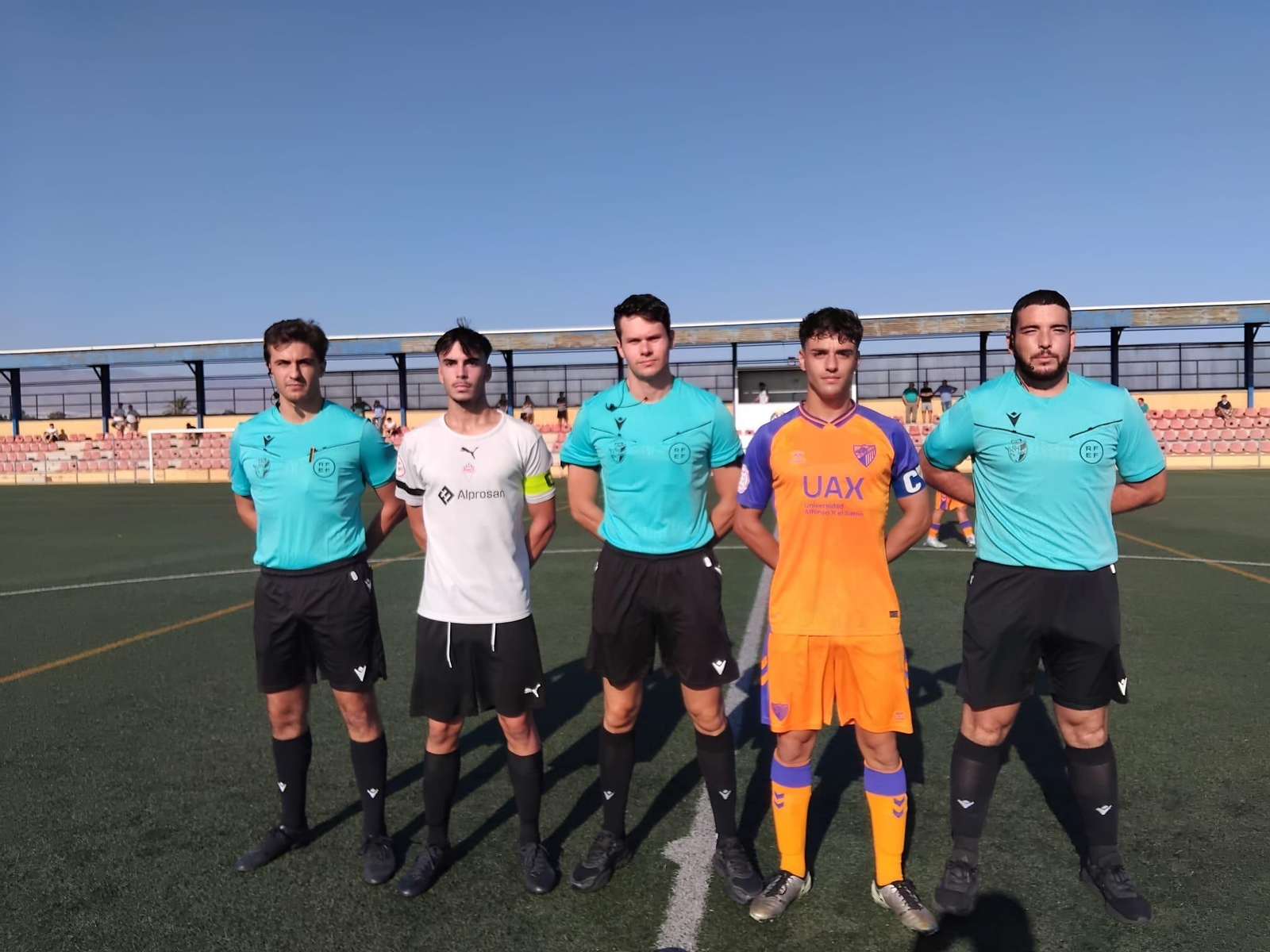 Los capitanes de La Cañada y del Málaga posan con el trío arbitral antes del inicio del encuentro de la jornada inaugural.
