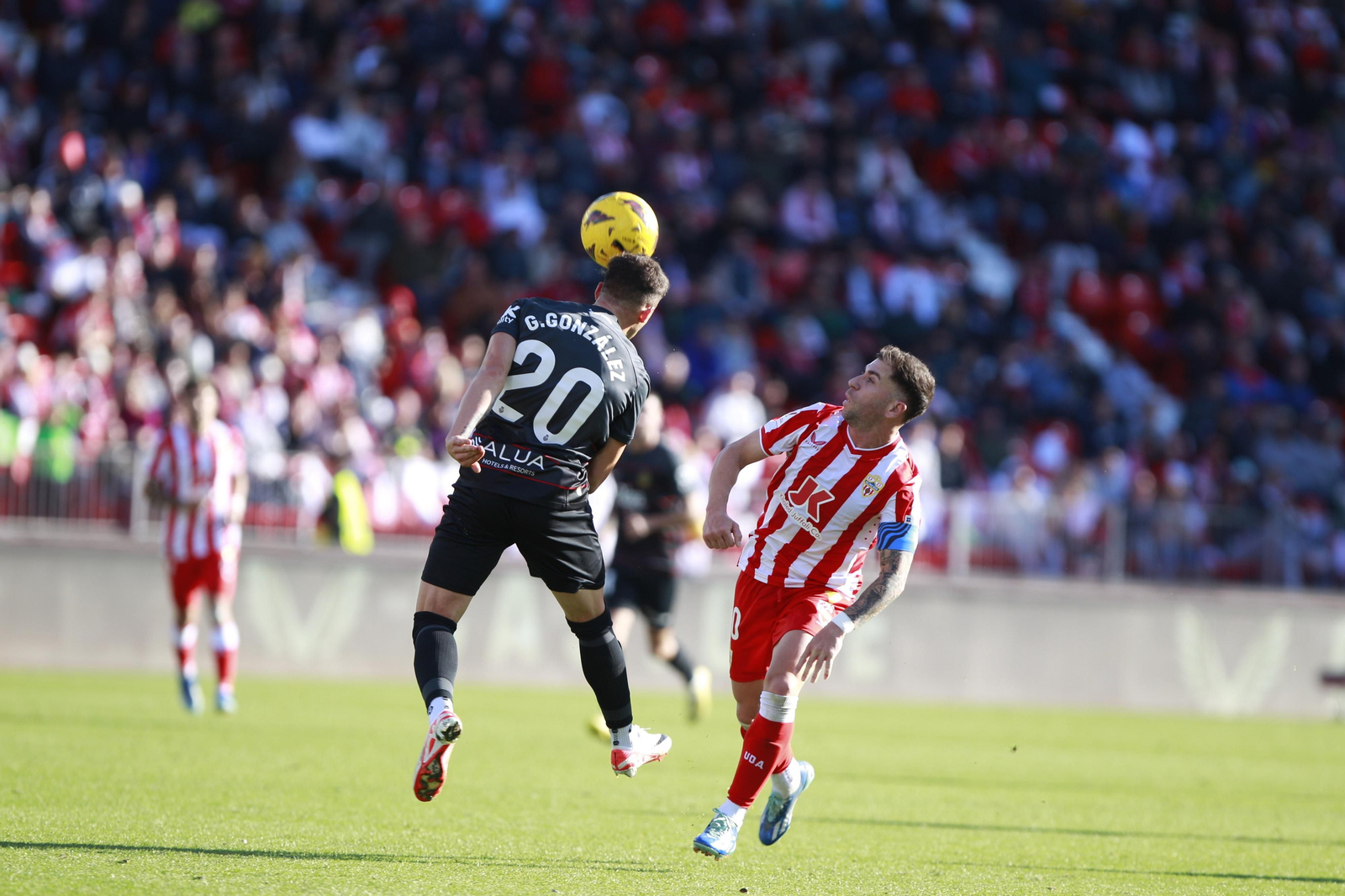 El mallorquinista Gio González despeja de cabeza un balón ante la mirada del rojiblanco Embarba.