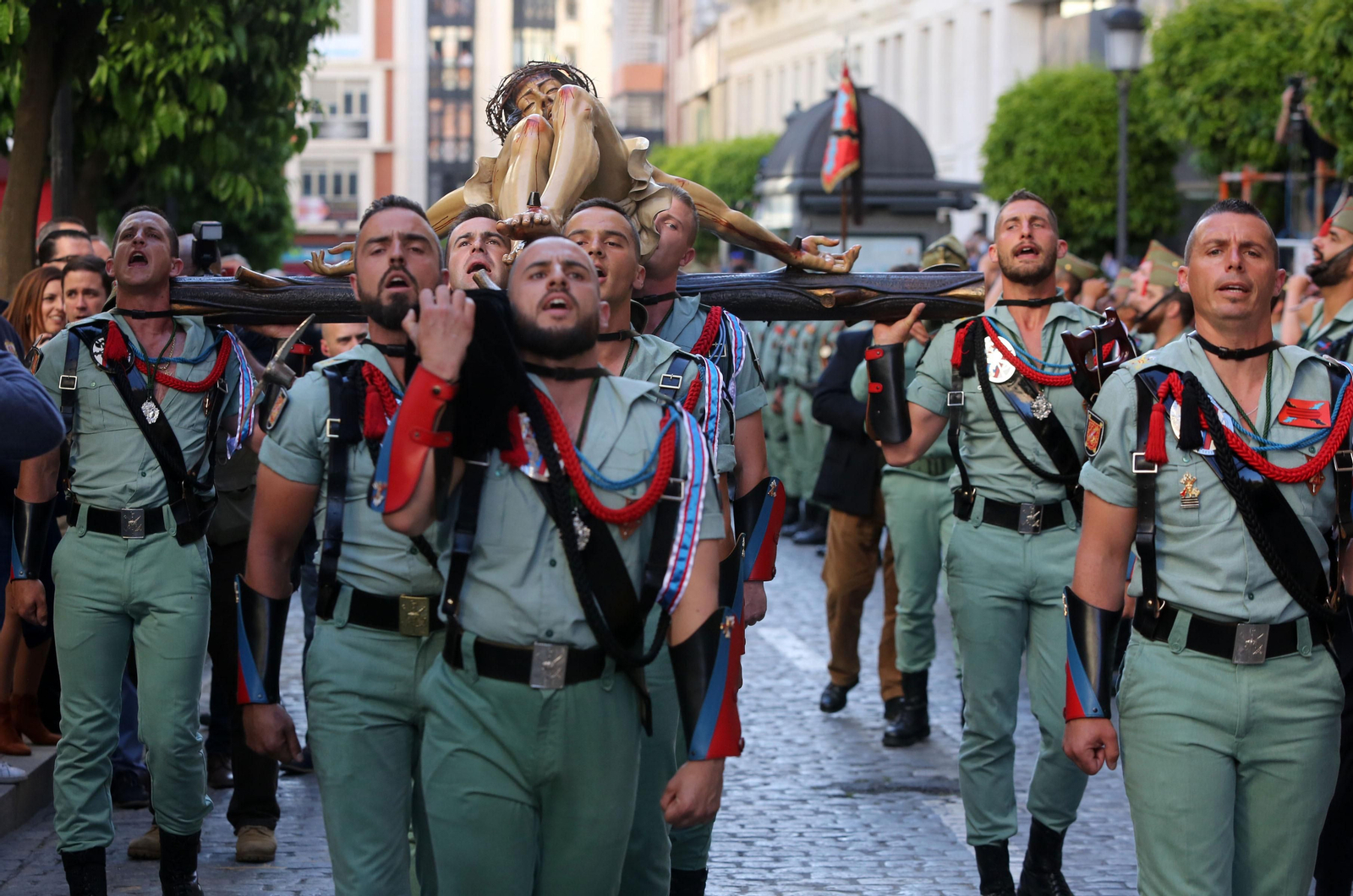 Procesión del Cristo de la Vera Cruz, escoltado por la Legión en las calles de Huelva