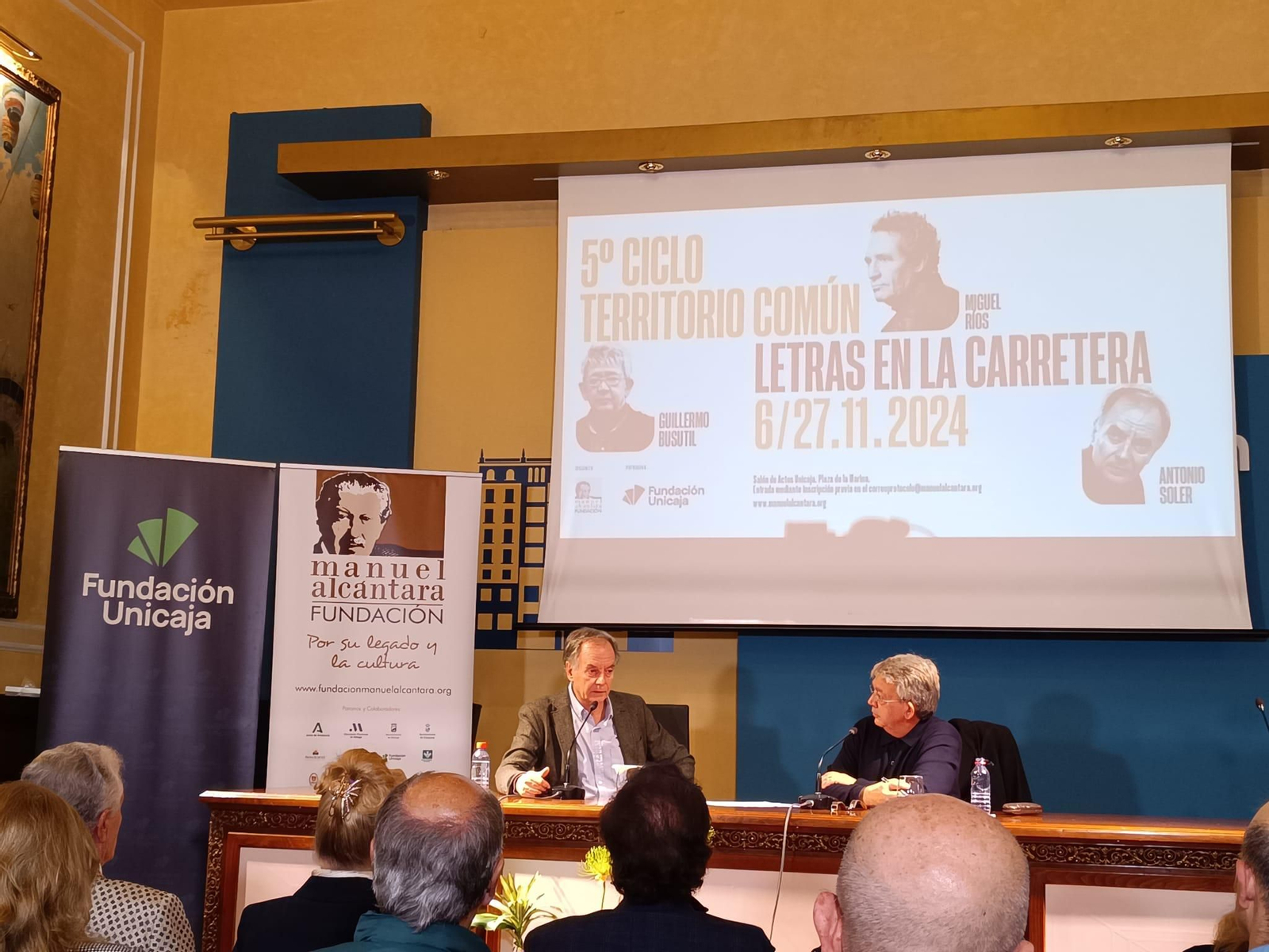 Antonio Soler conversa con Guillermo Busutil durante la celebración del ciclo Territorio Común.