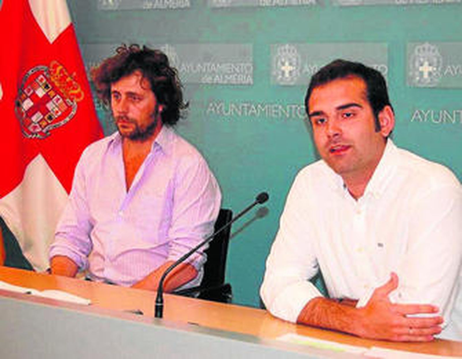 El concejal, Ramón Fernández, Pacheco junto a David del Pino.
