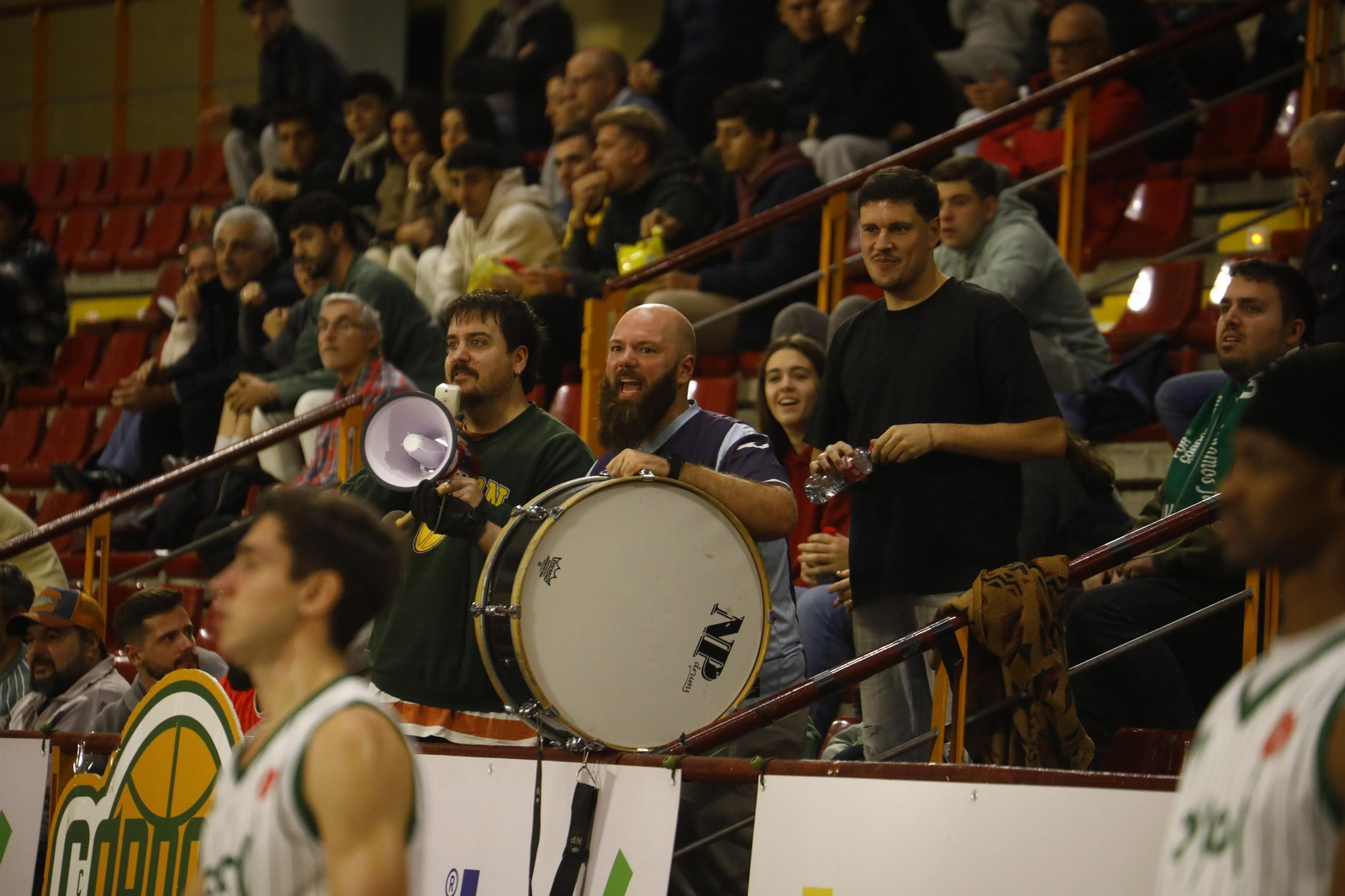 Las mejores fotos del ambiente en Vista Alegre para el Coto Córdoba - Baloncesto Valladolid