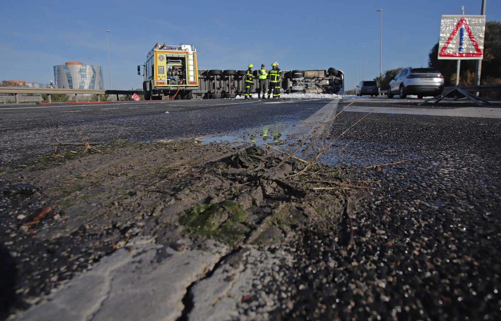 Fotos del camión volcado en la A7 en Los Barrios