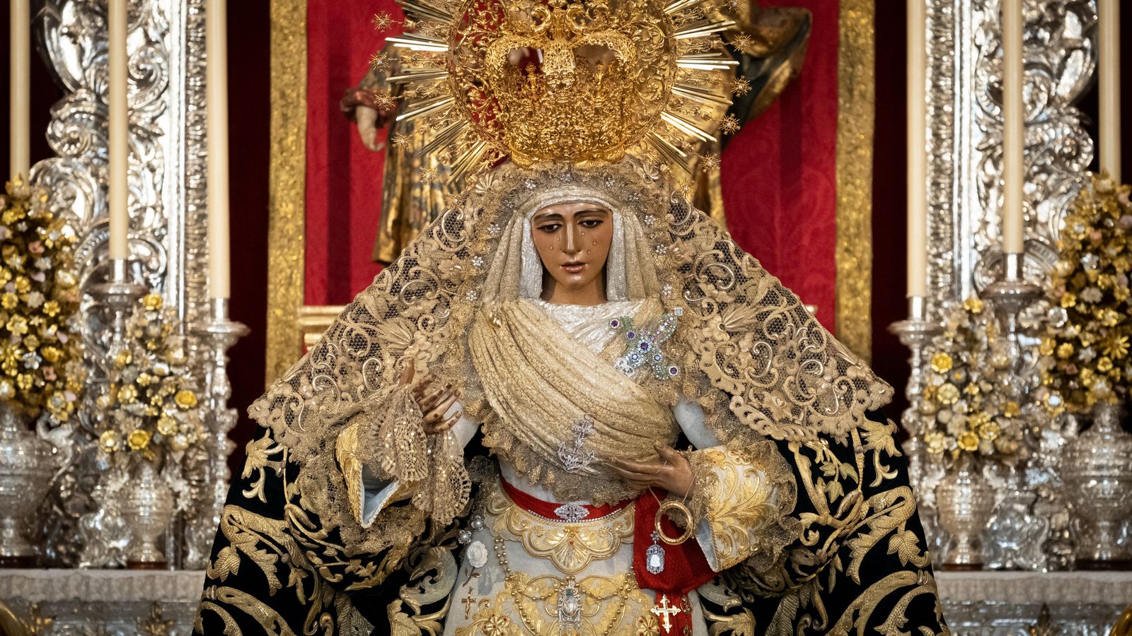 La Esperanza de Triana en su besamanos, en imágenes