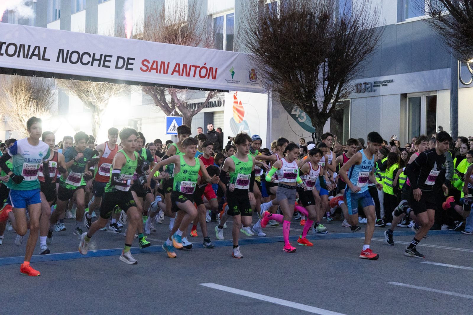 En imágenes: 2.000 atletas brillan con luz propia en la infantil de la Carrera de San Antón 2026