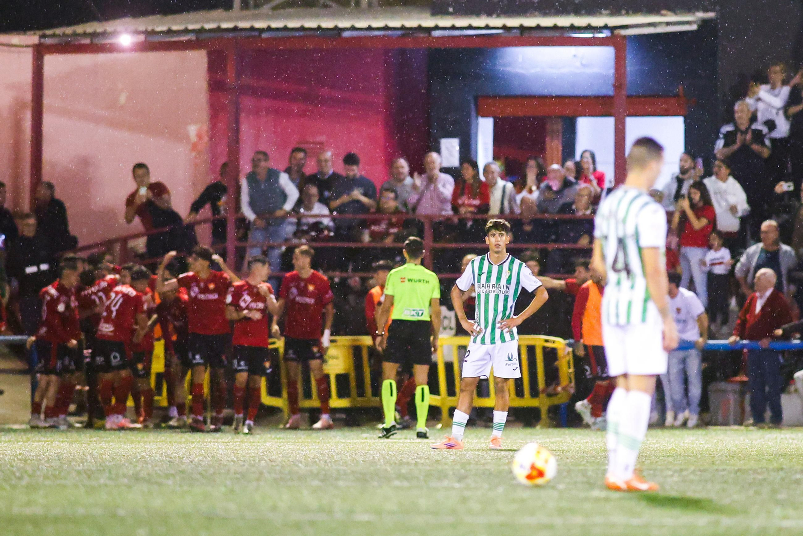 Albuera y Guardiola, cabizbajos, tras el gol local.