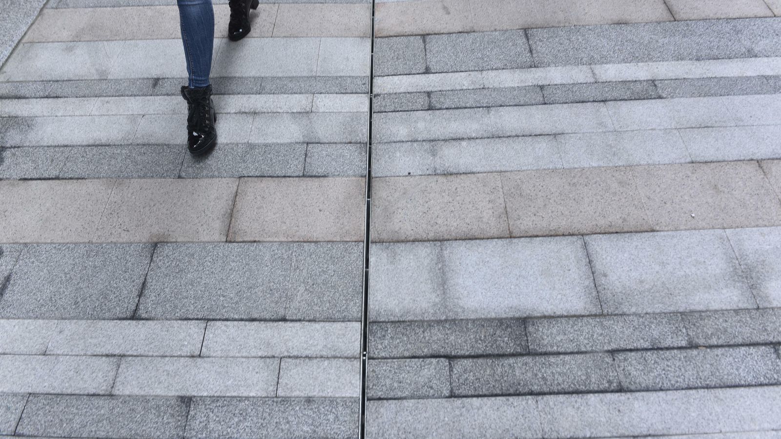 Detalle del nuevo pavimento de la calle Baños.