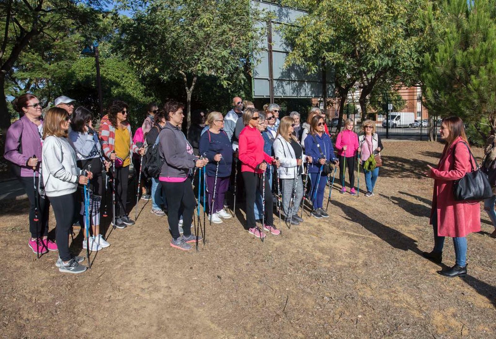 La concejal María Teresa Flores se dirige a los participantes.
