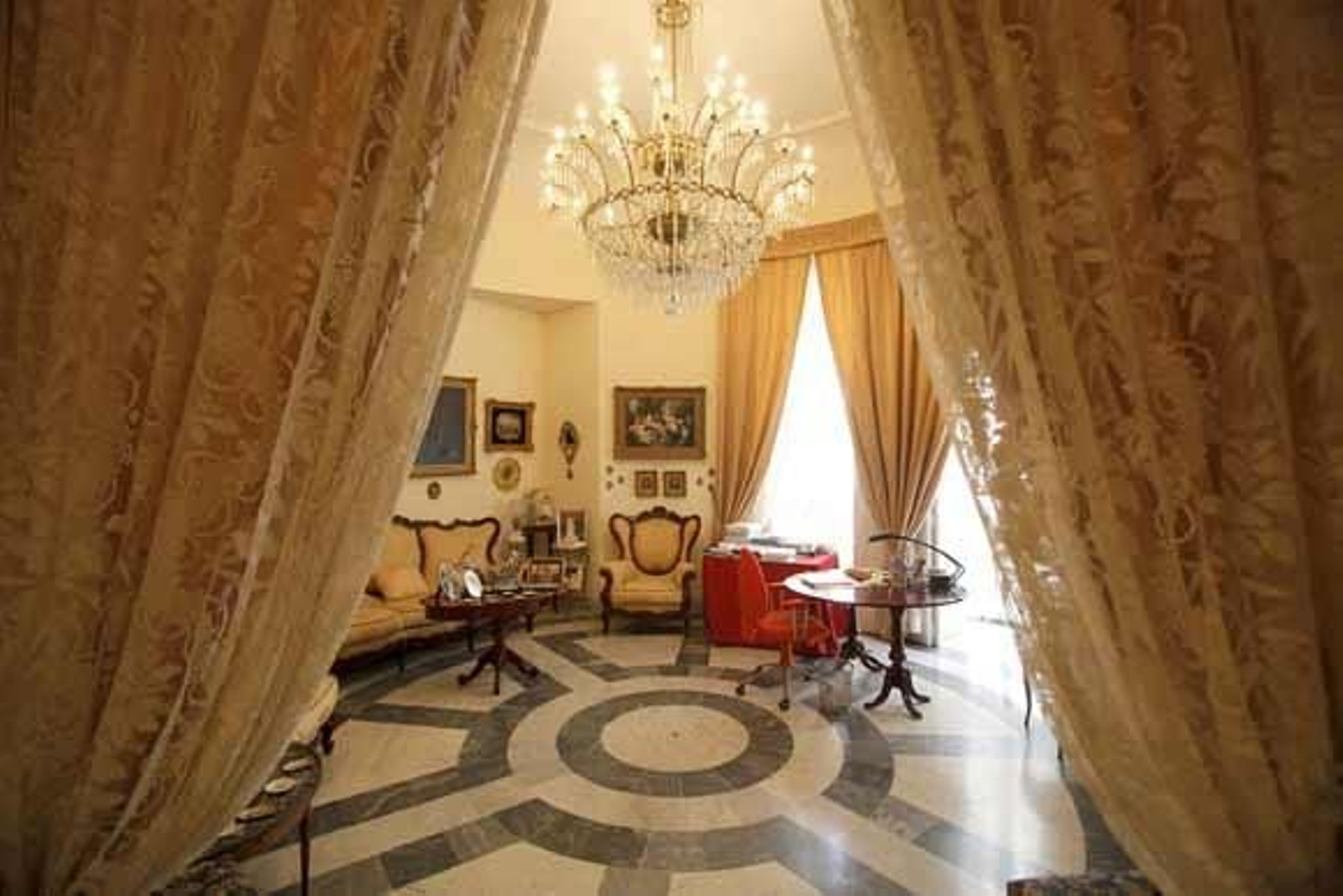 El inmueble, situado en la esquina de las calles Novena y Barrié, esobra del arquitecto Fernando Ortiz Vierna y fue construido en la segunda mitad del siglo XIX. Actualmente alberga  cuatro viviendas y un hermoso patio 

Foto: Jesus Marin