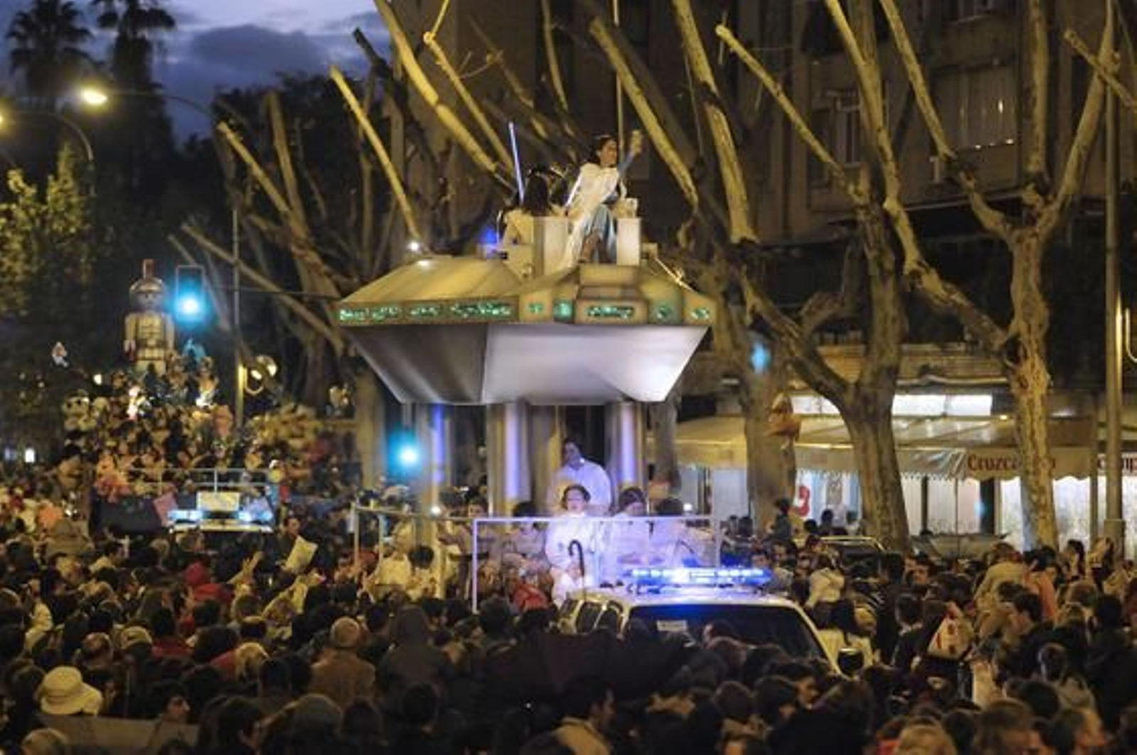 Carroza de La Guerra de las Galaxias rodeada de gente esperando a coger caramelos.

Foto: Juan Carlos Vázquez