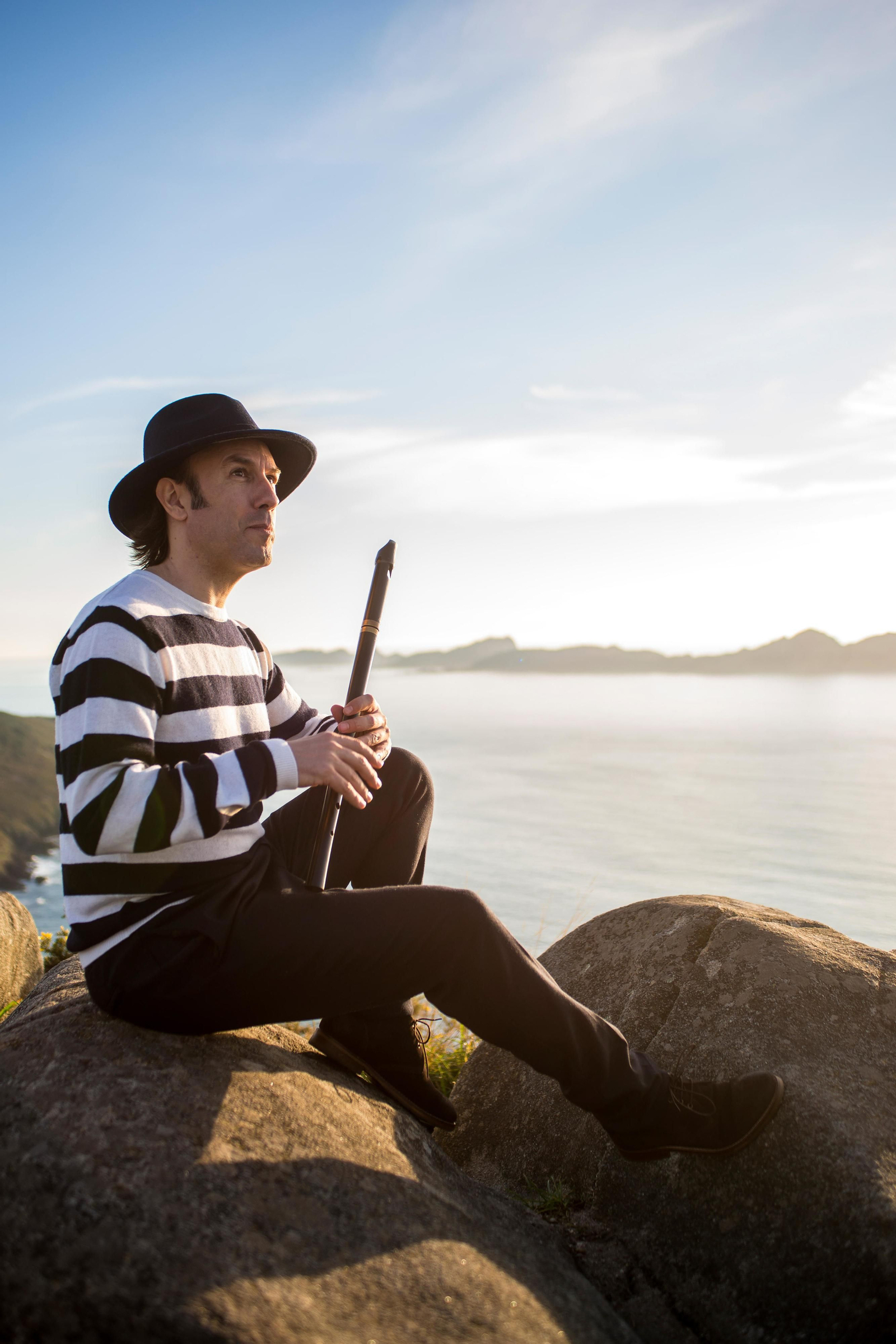 El músico gallego también toca la flauta de pico.