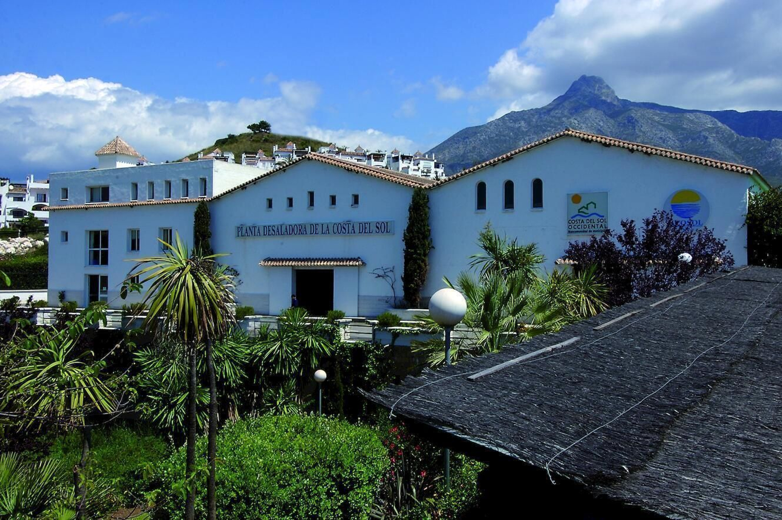 Vista de la desaladora de Marbella.