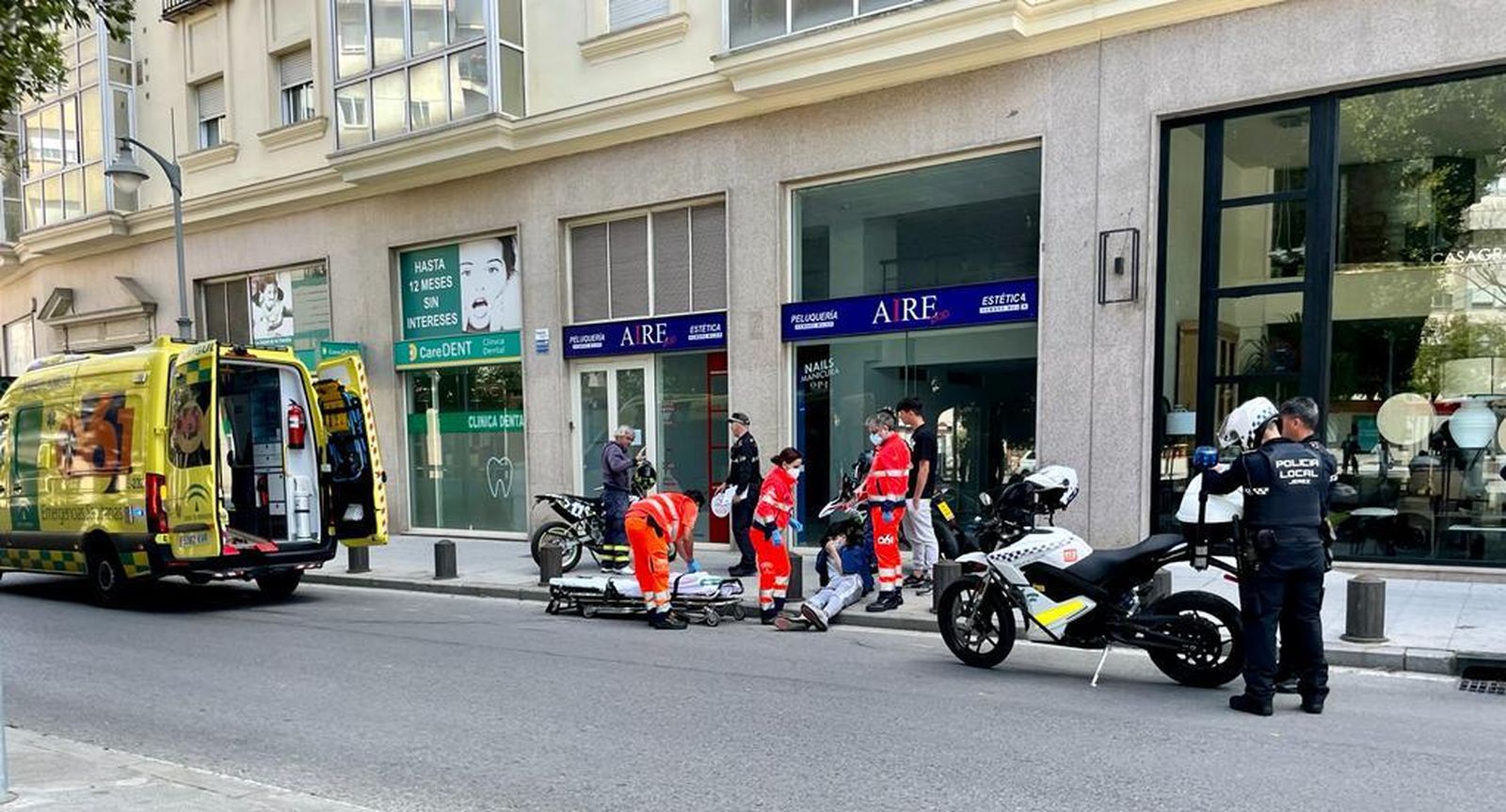 Personal del 061, atendiendo al conductor del ciclomotor accidentado.