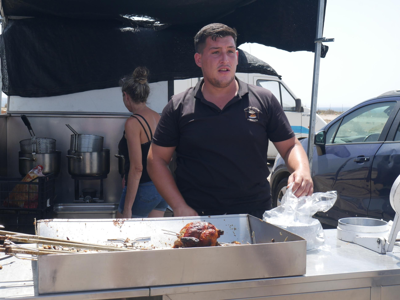 Así es la venta de pollos asados en los negocios ambulantes de Almería