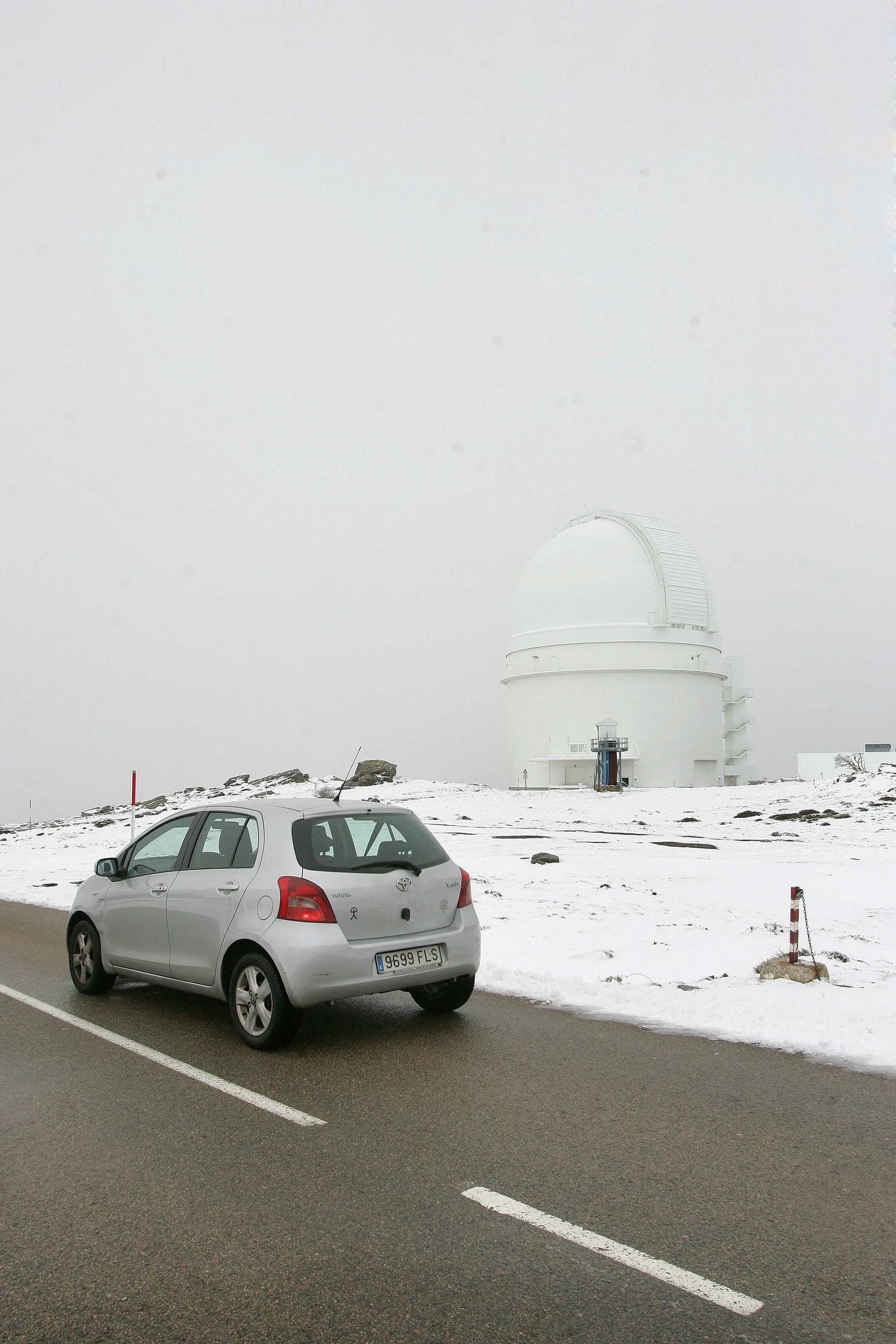 Carretera de Calar Alto desde donde se puede observar una de las cúpulas del observatorio astronómico
