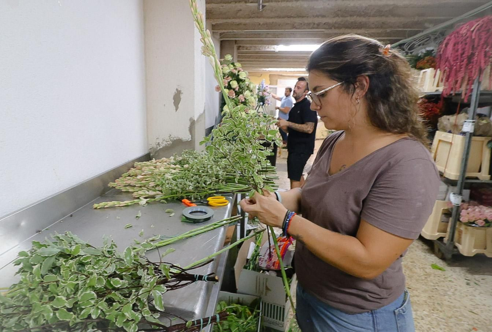 Imágenes de los preparativos florales para la Magna Mariana, en el taller de Antonio Rivera
