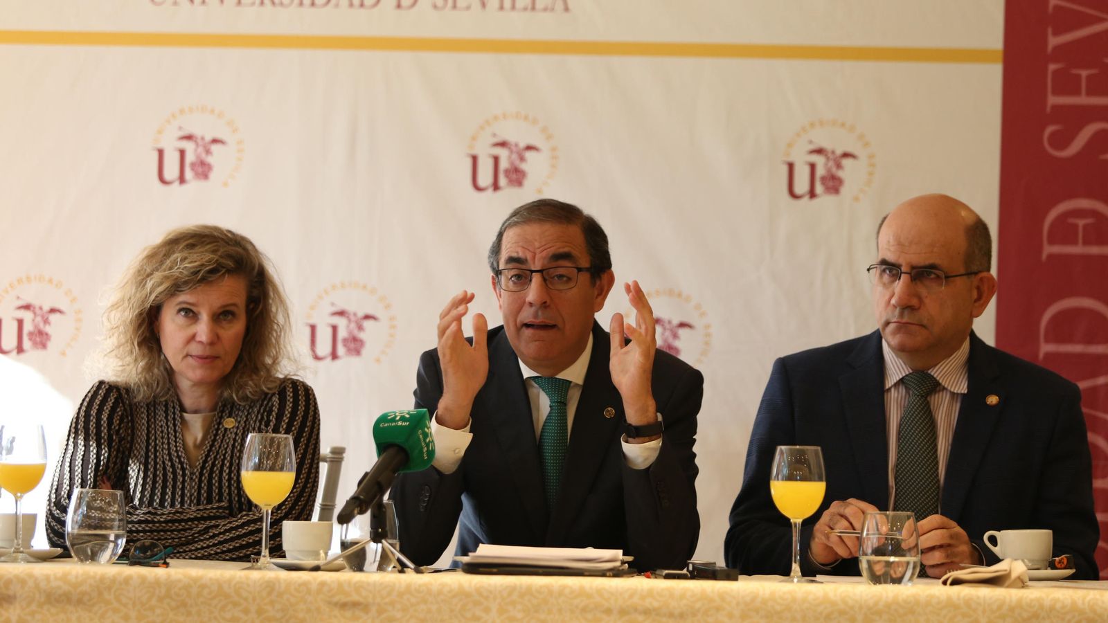 El rector, Miguel Ángel Castro, acompañado por parte de su equipo durante su intervención.