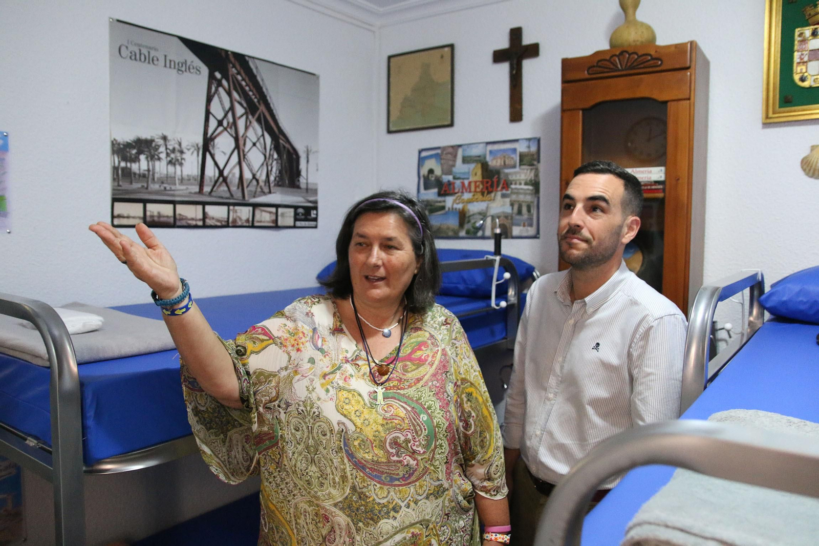 Inmaculada Pascual ‘Nelly’ y Carlos Sánchez, en una de las habitaciones con literas del albergue