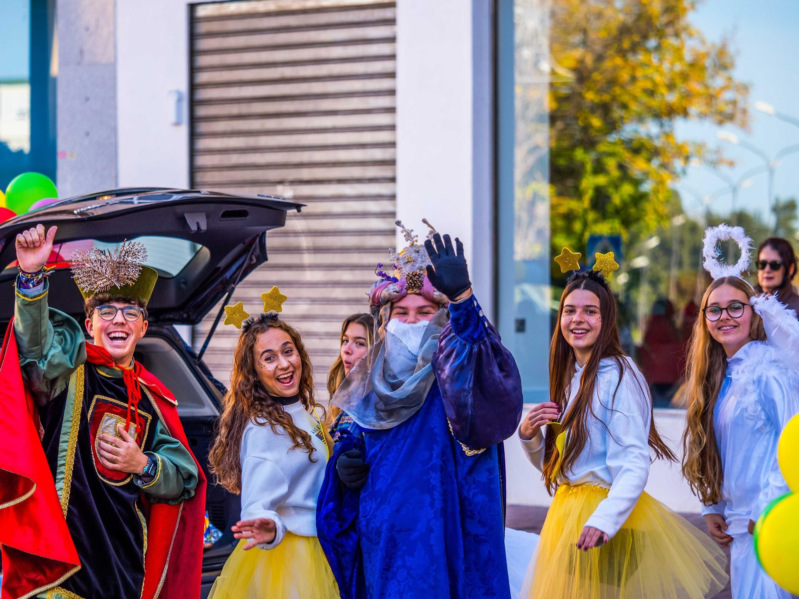 La Caravana Solidaria recoge cientos de regalos para echar una mano a los Reyes Magos en San Fernando