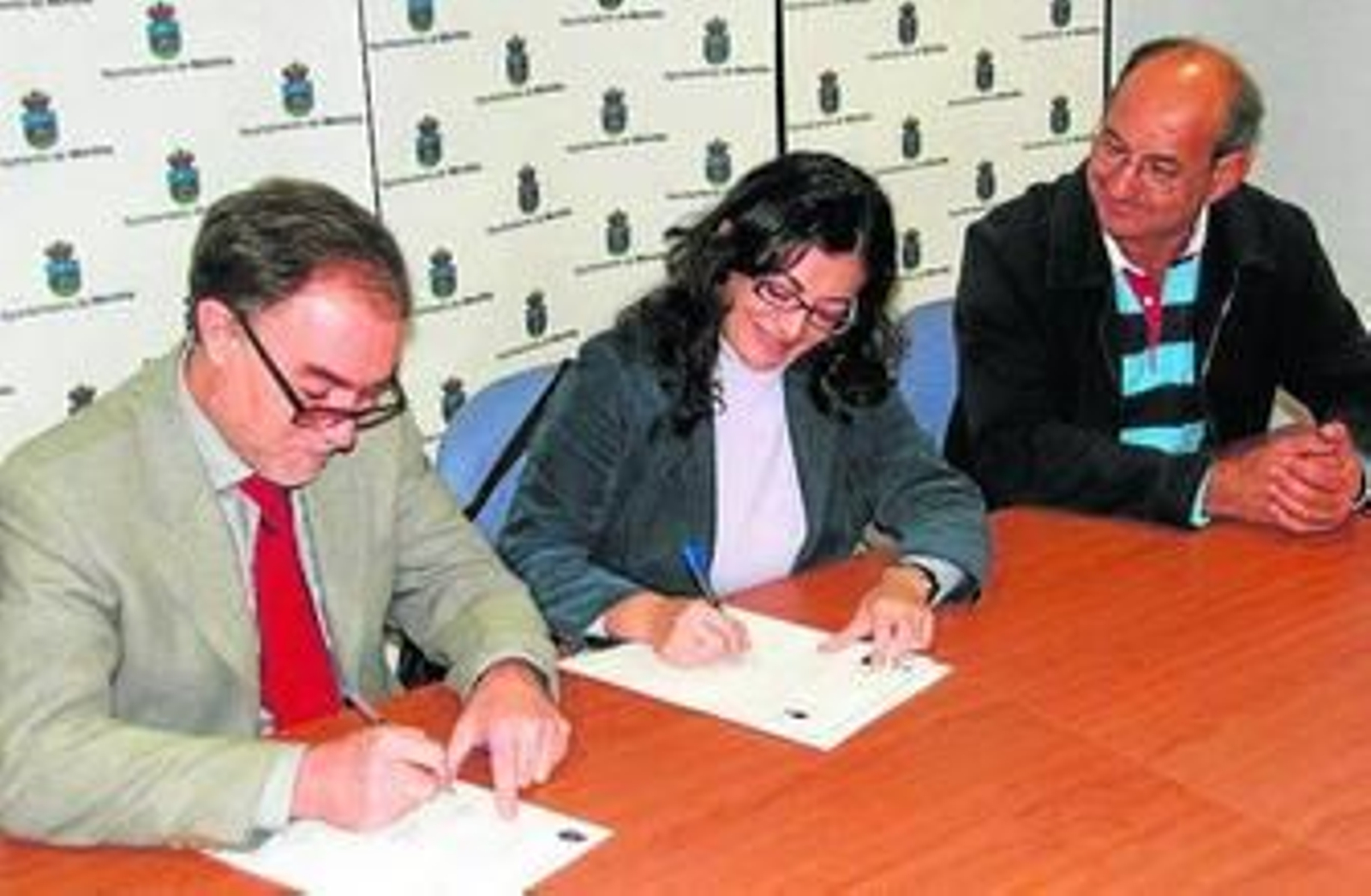 Firma del acuerdo entre el Consistorio y Aprosub.