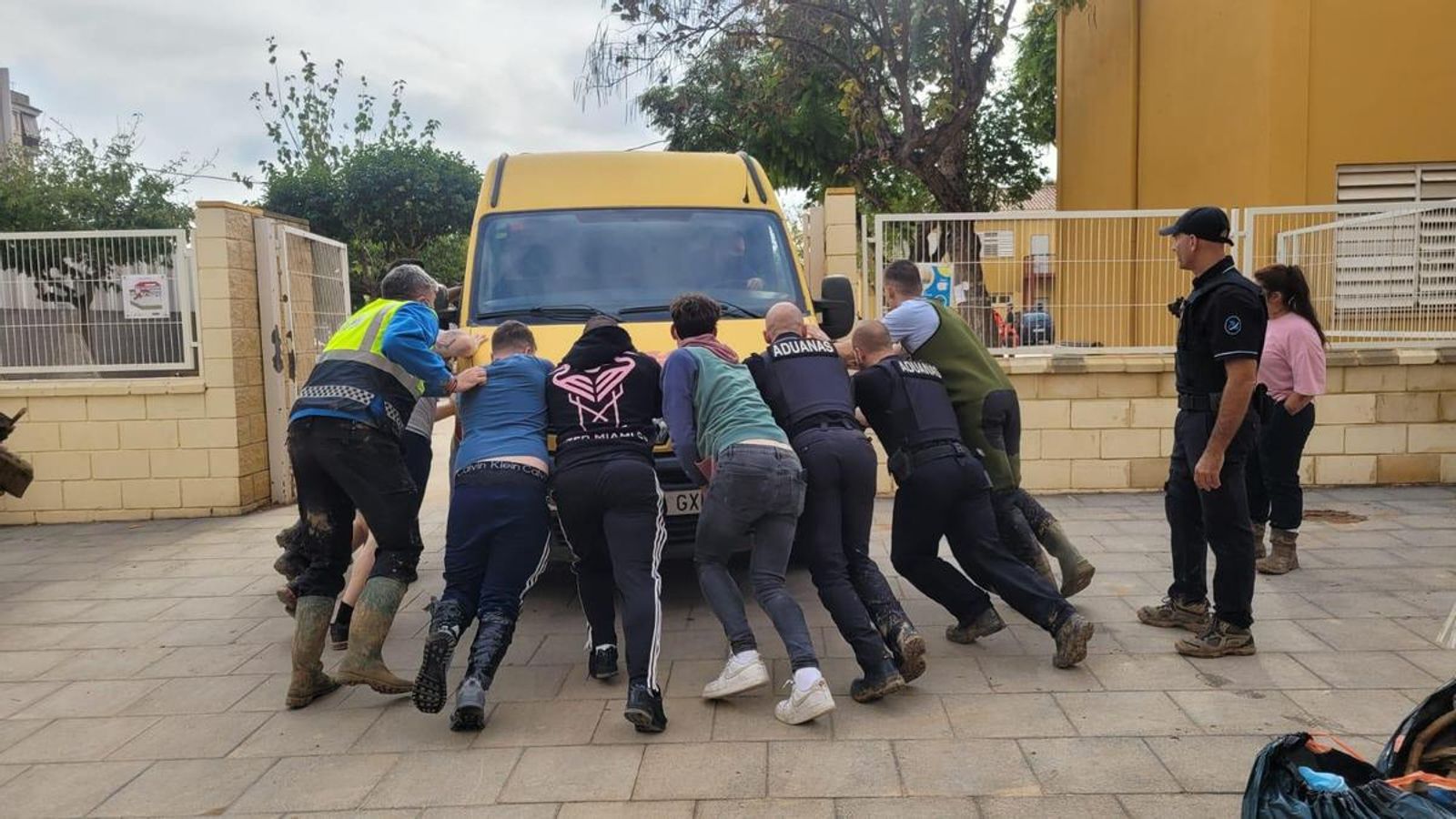 Las imágenes de los almerienses desplazados a la zona cero de Valencia