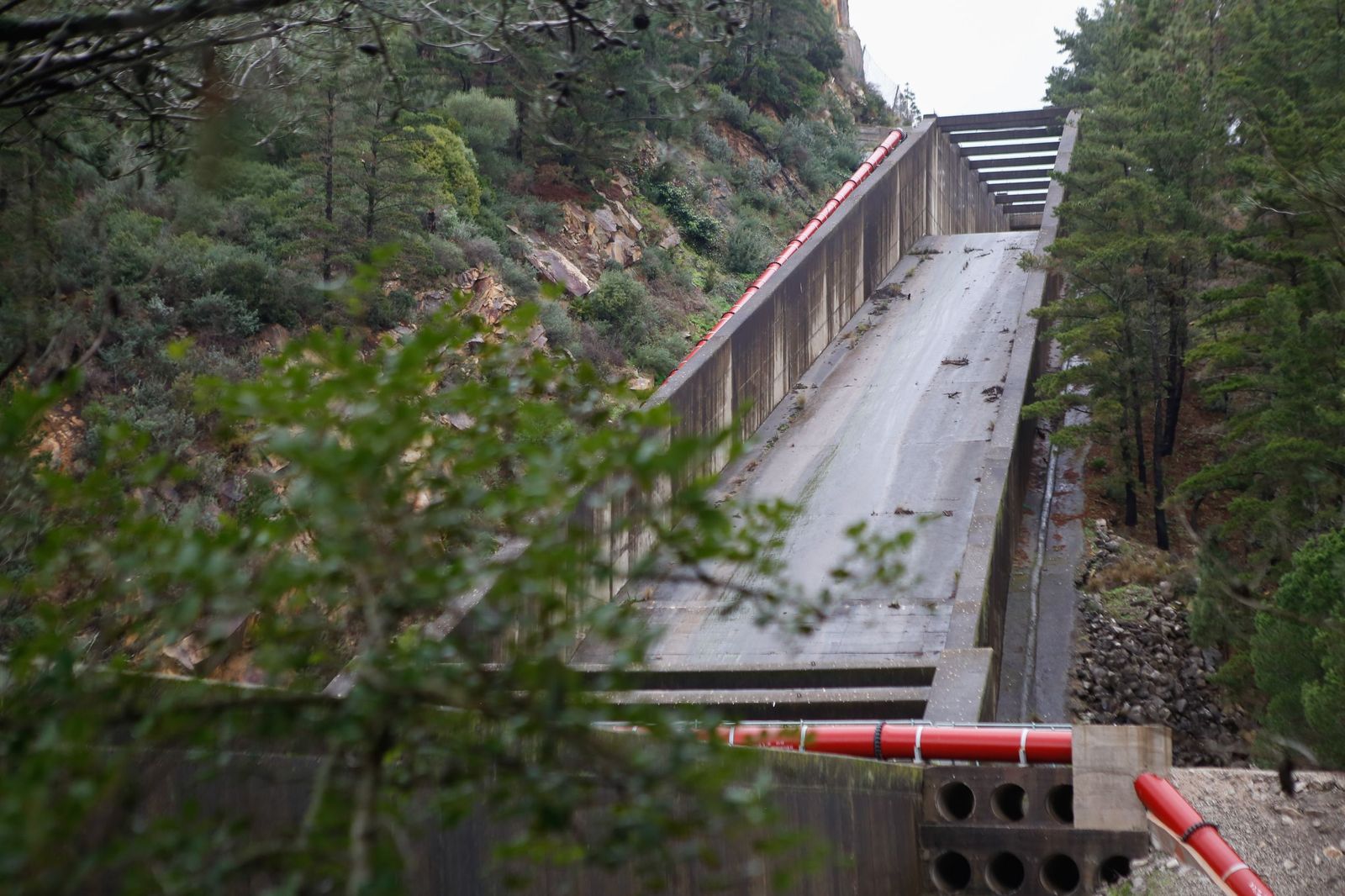 Las fotos del desembalse de agua en la presa de Charco Redondo de Los Barrios