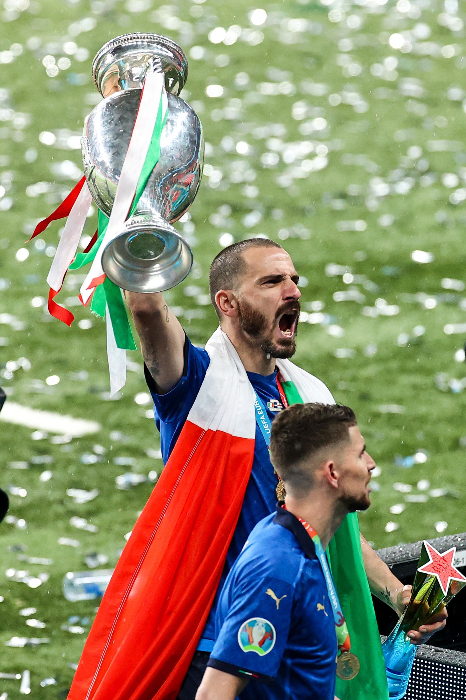 Bonucci alza la última Eurocopa conquistada en Londres ante Inglaterra.
