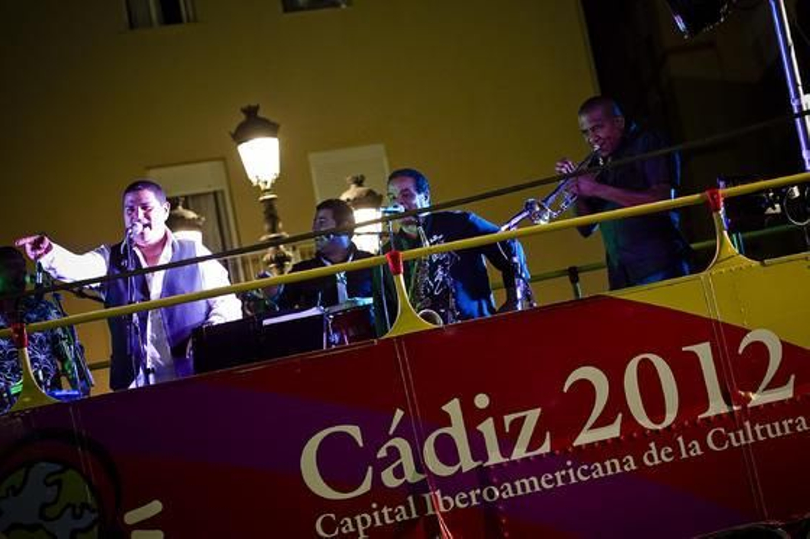 Los gaditanos disfrutan de una noche de cultura ´De sol a sol´. 

Foto: Lourdes de Vicente