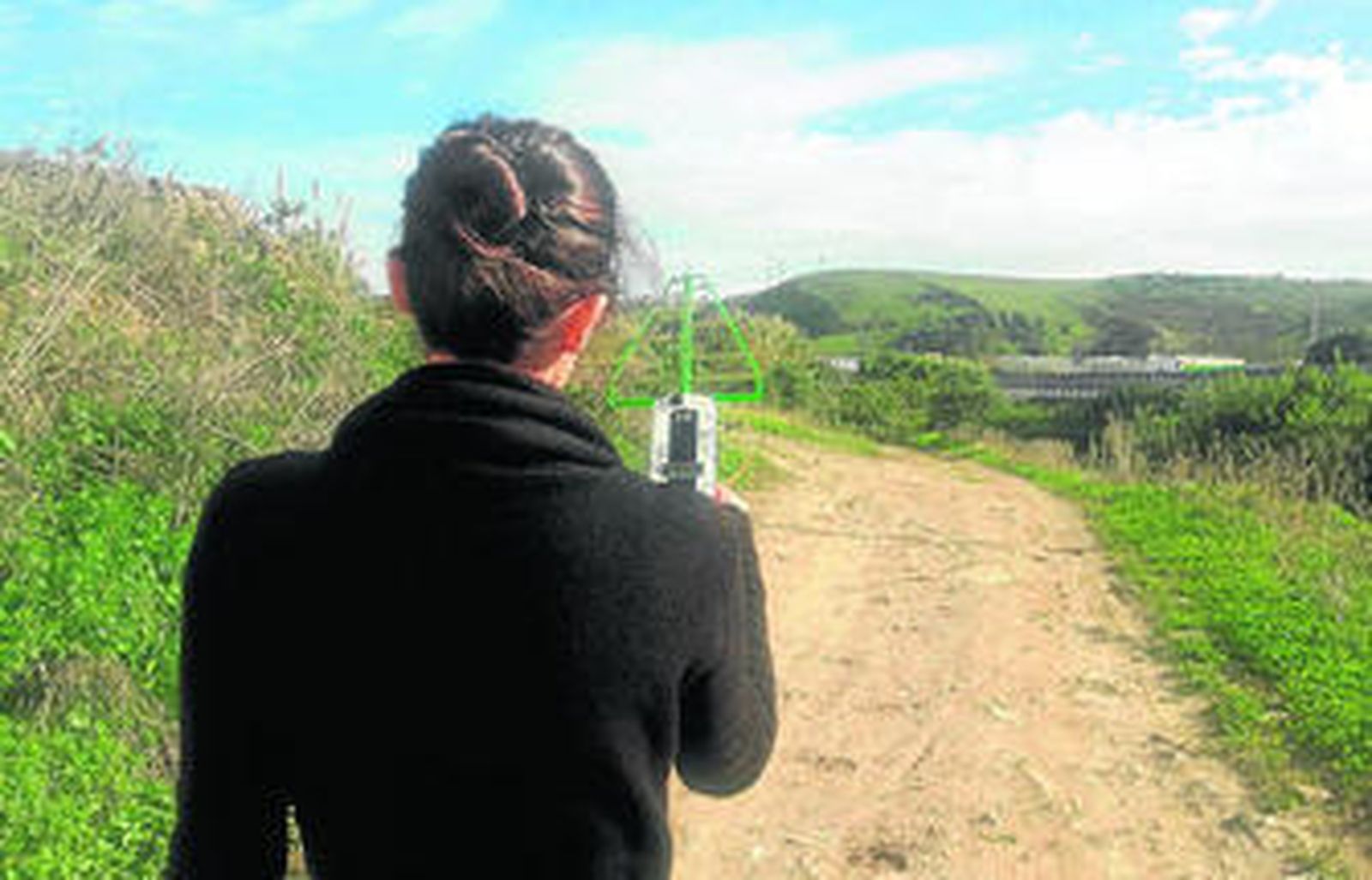 Uno de los aparatos para medir la radiación que utiliza la joven.
