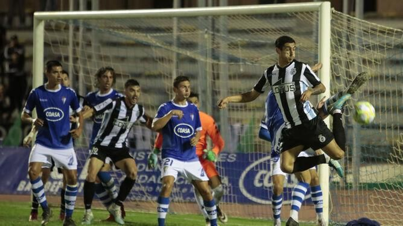 Dopi, en un duelo de la Balona con el San Fernando el pasado curso.