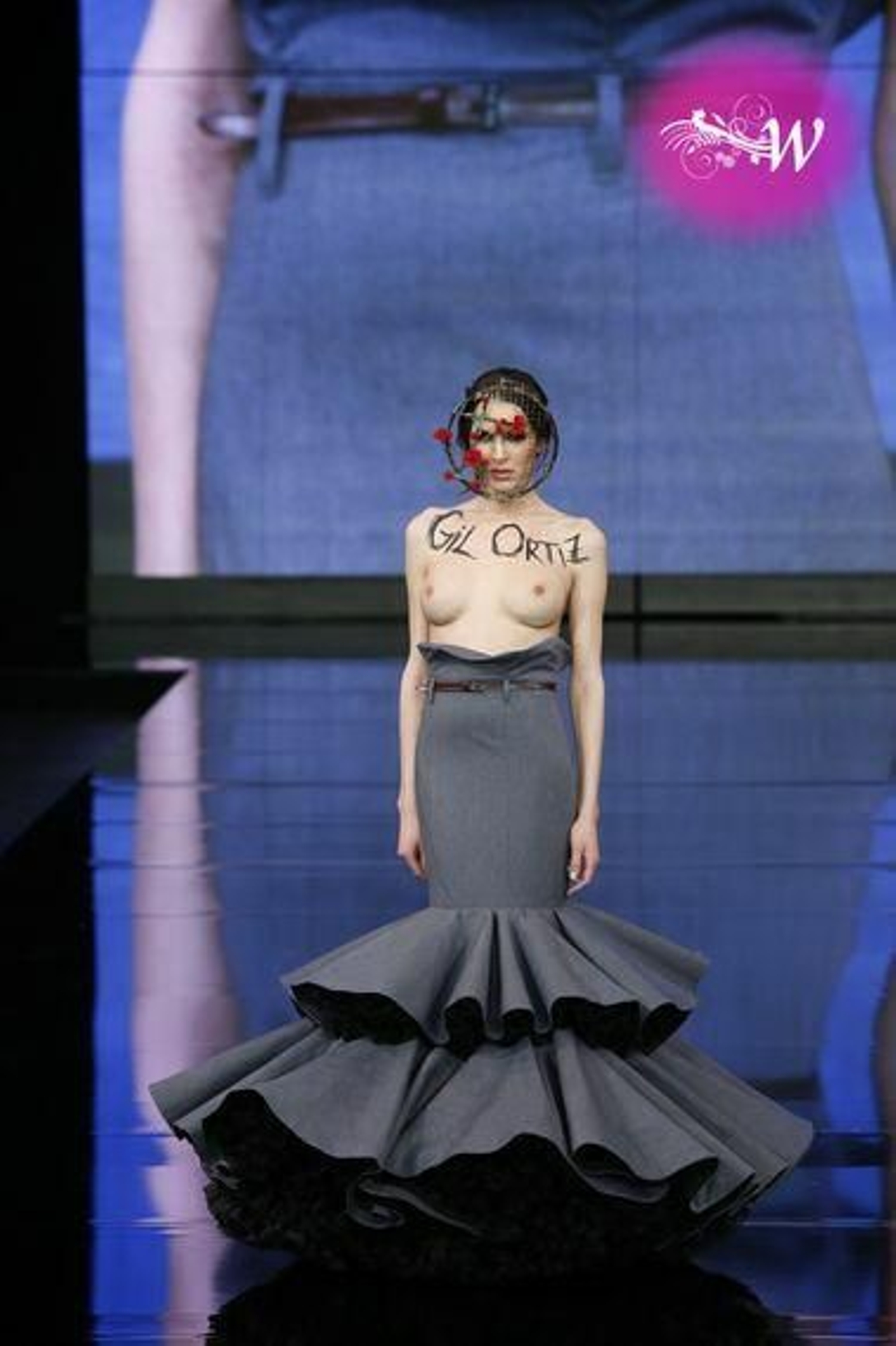 Así ha sido el desfile de Gil Ortiz en SIMOF 2020, todas las fotos de su colección de flamenca