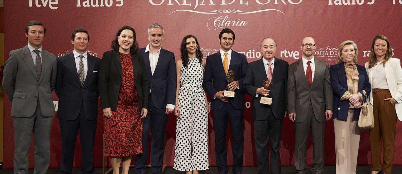 Foto de los premiados junto a los responsables del programa 'Clarín'.