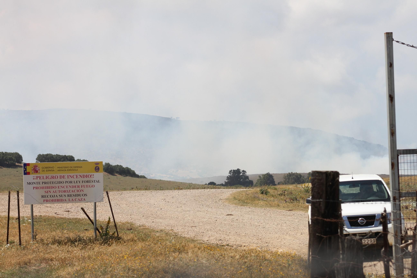 El humo del incendio en el campo de adiestramiento del Retín, visible ayer por la mañana