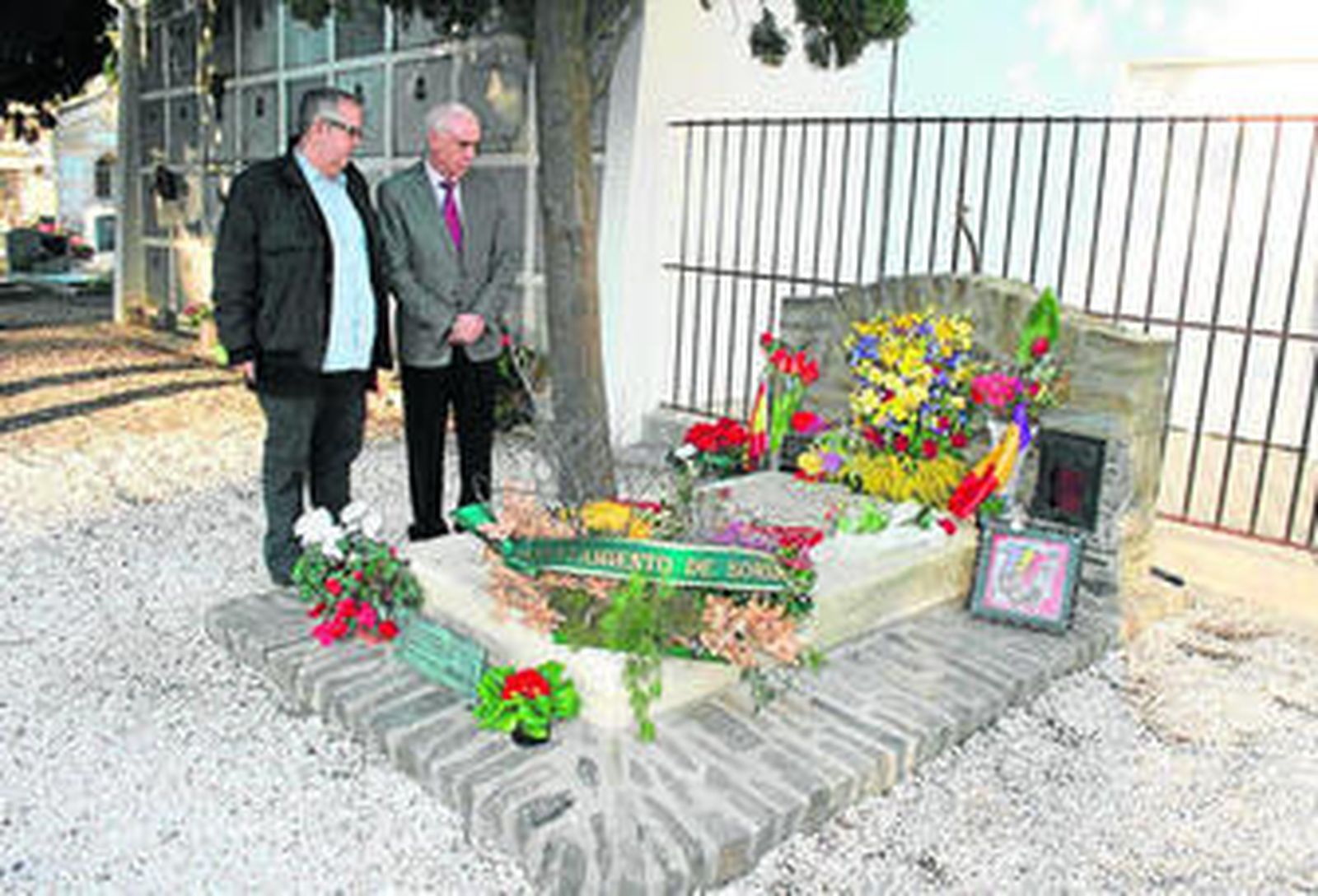 Luciano Alonso (derecha) junto a Juan José Téllez el pasado domingo ante la tumba de Antonio Machado en Colliure.