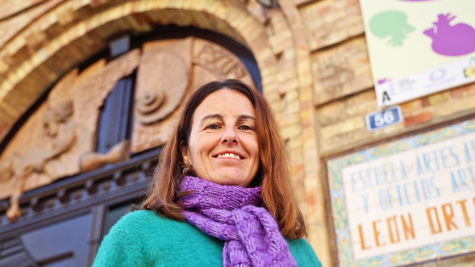 Carmina Galeote a las puertas de la Escuela de Arte León Ortega.