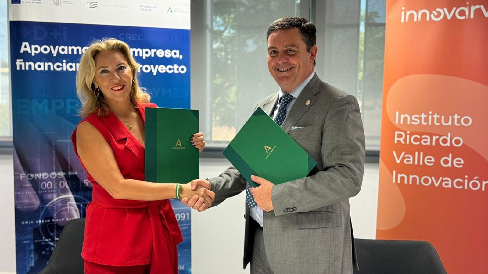 La consejera de Economía, Hacienda y Fondos Europeos de la Junta de Andalucía, Carolina España, y Ezequiel Navarro, presidente de la Fundación Instituto Ricardo Valle de Innovación (Innova IRV).